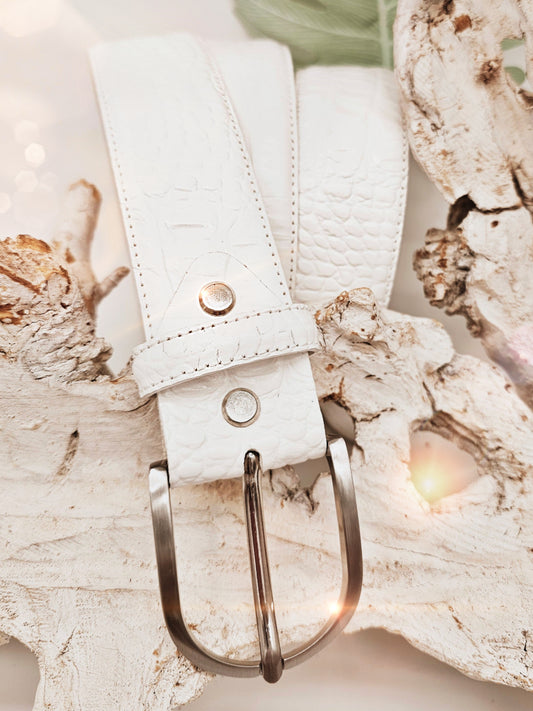 Gürtel aus Leder in Weiß mit Krokoprägung