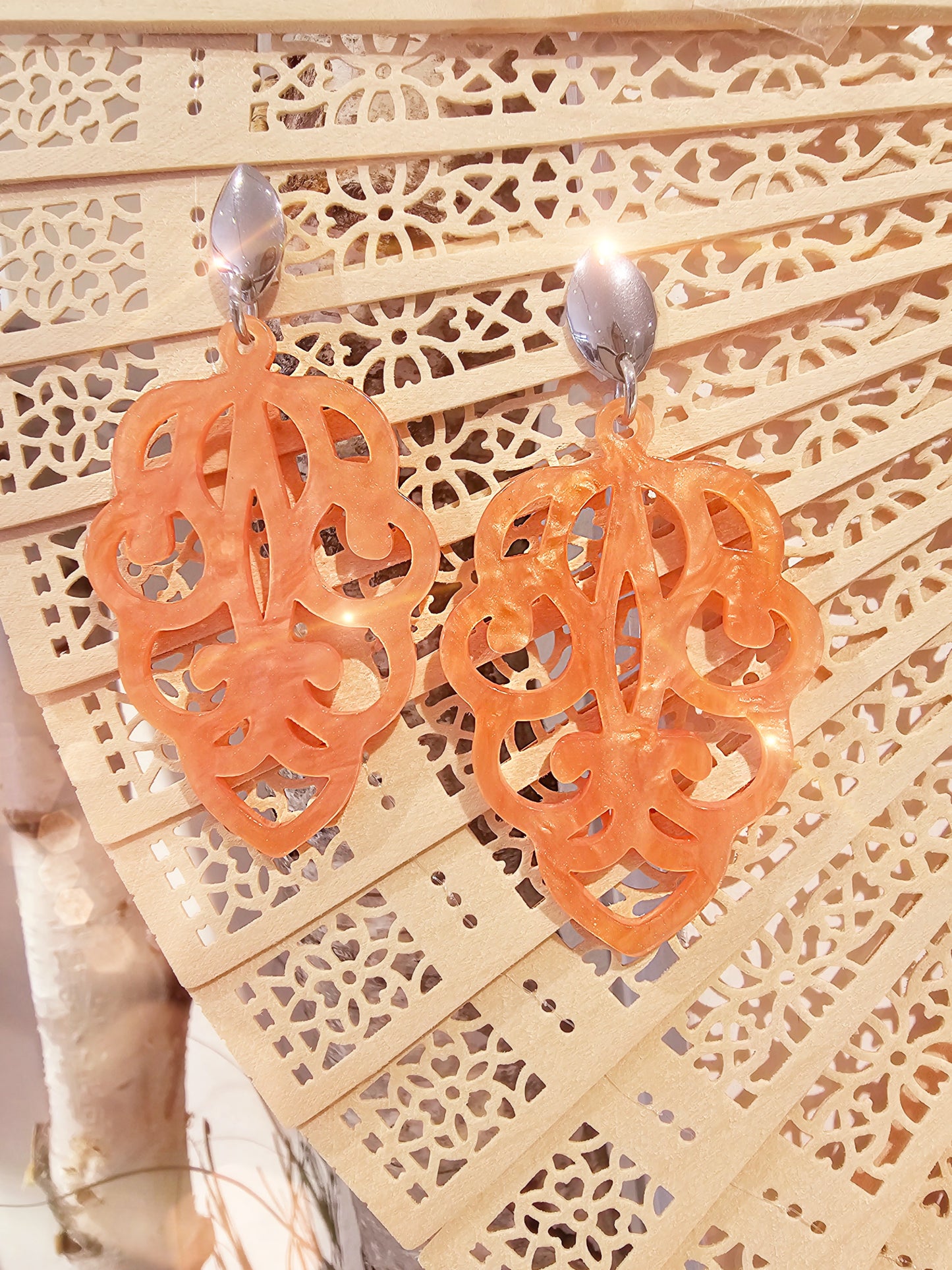 boho-ohrringe-leicht-resin-hellorange-apricot-2