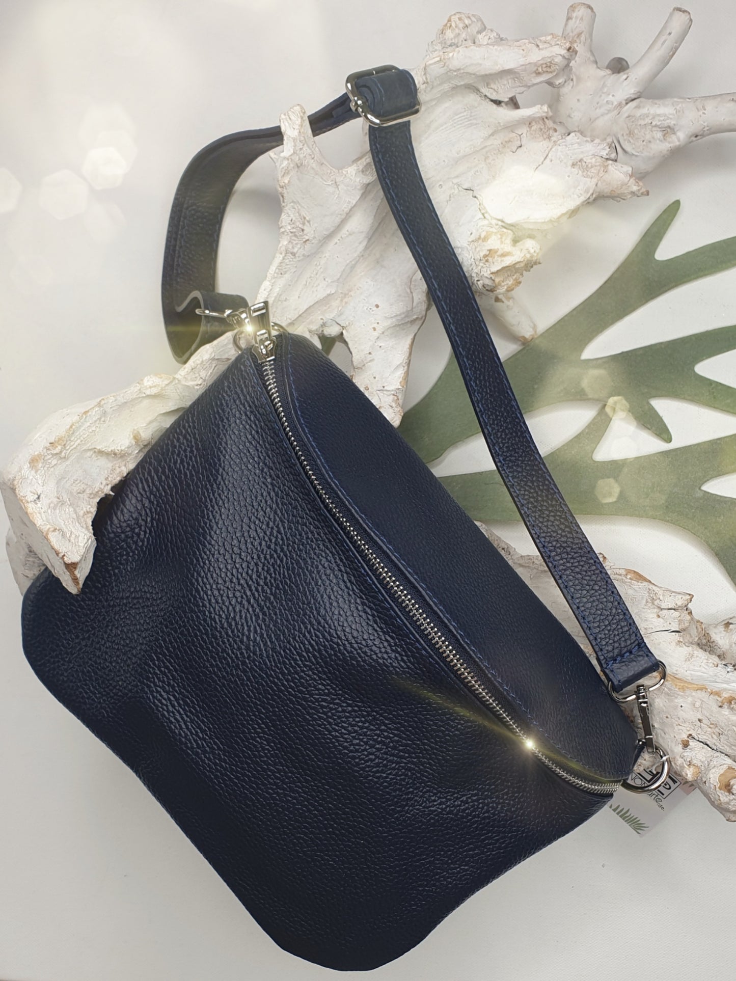 crossbody-bauchtasche-dunkelblau-leder-1