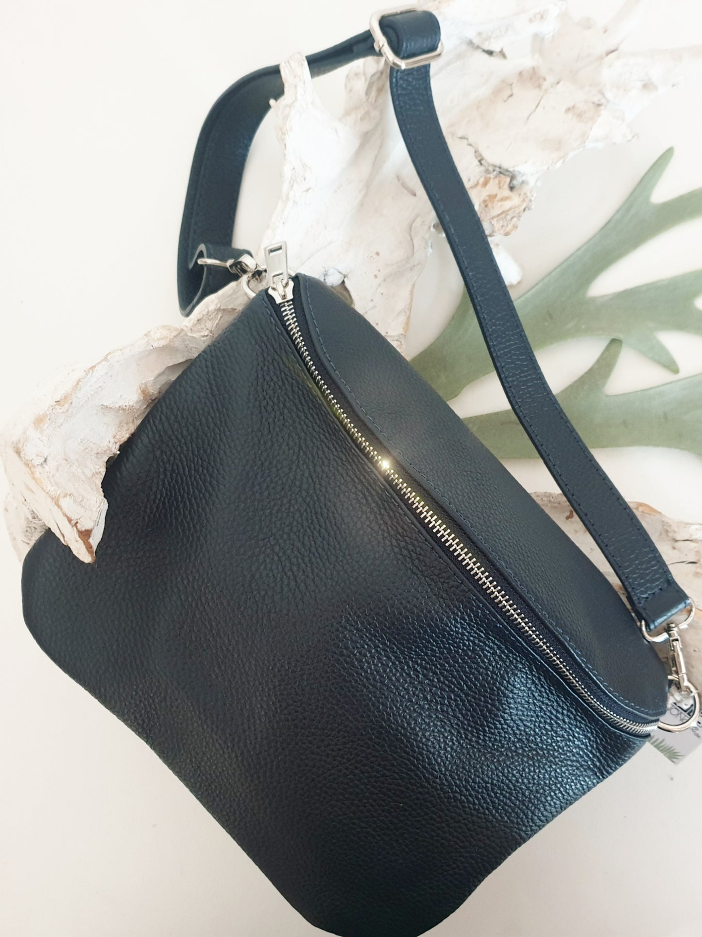 crossbody-bauchtasche-dunkelblau-leder-1