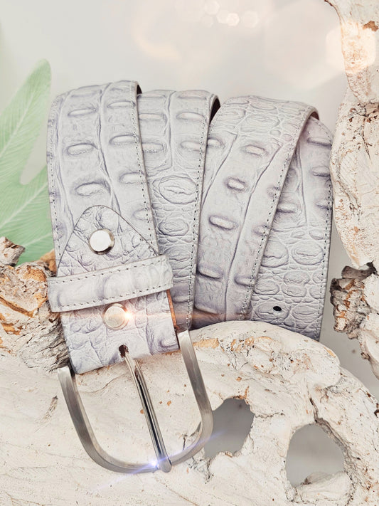 Gürtel aus Leder mit Krokoprägung in Hellgrau