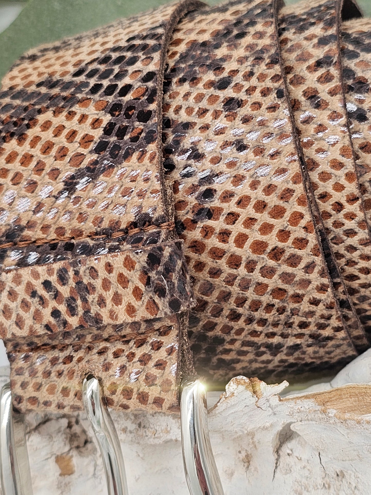 Ledergürtel mit Schlangenprägung in Camel