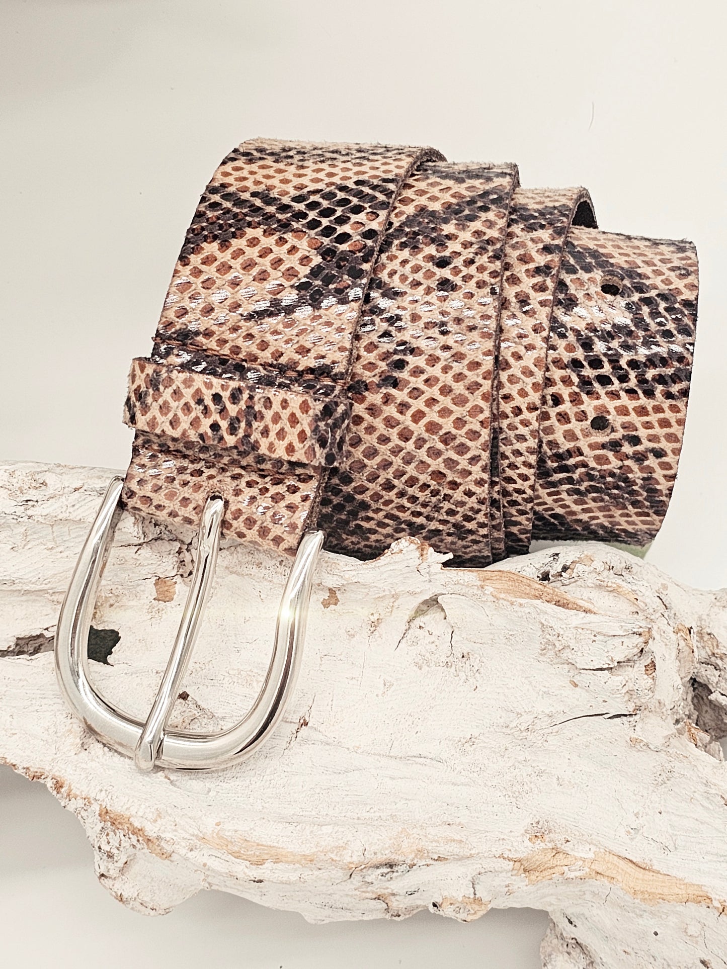 Ledergürtel mit Schlangenprägung in Camel