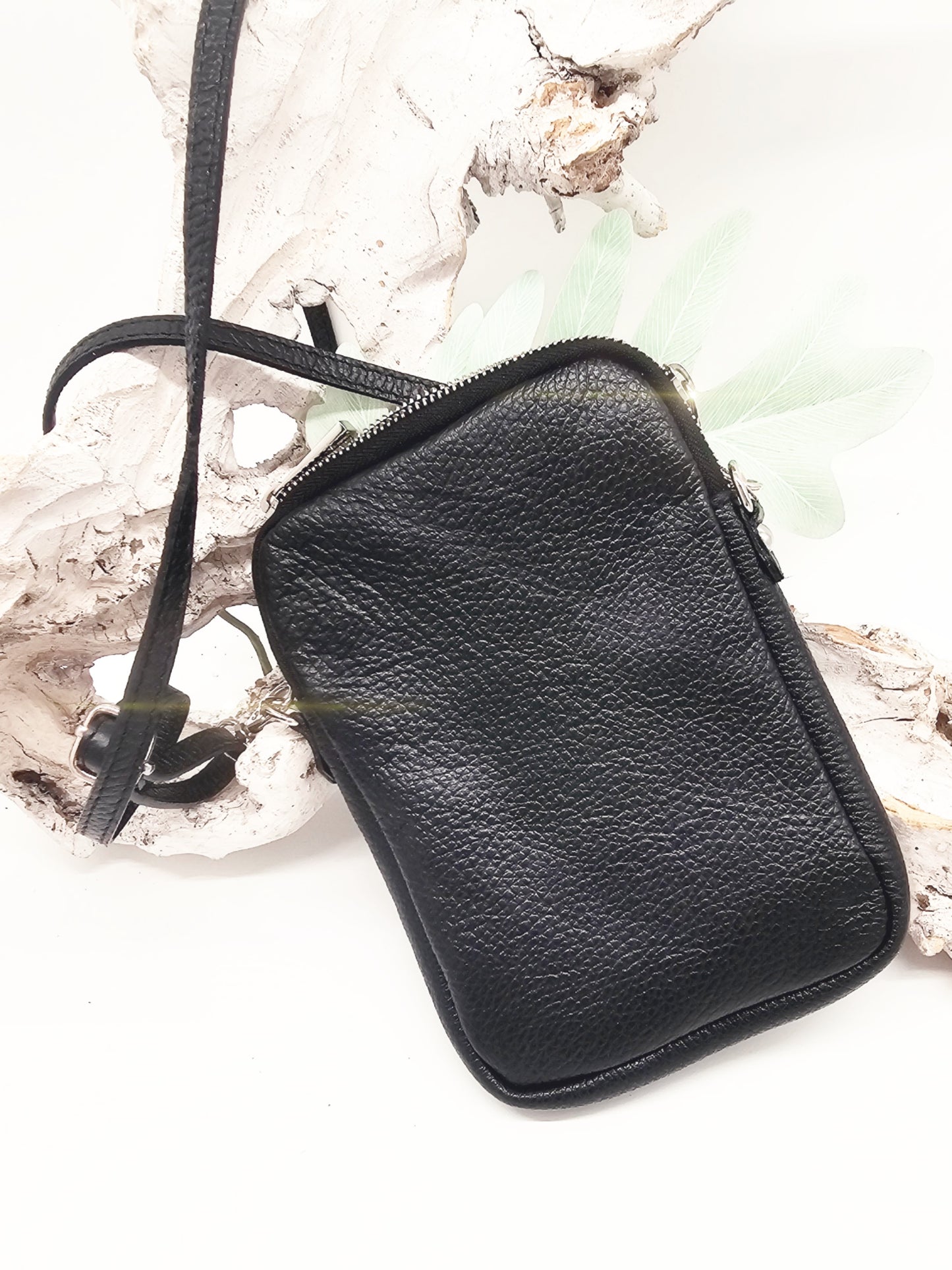 handytasche-crossbody-klein-schwarz-leder-1