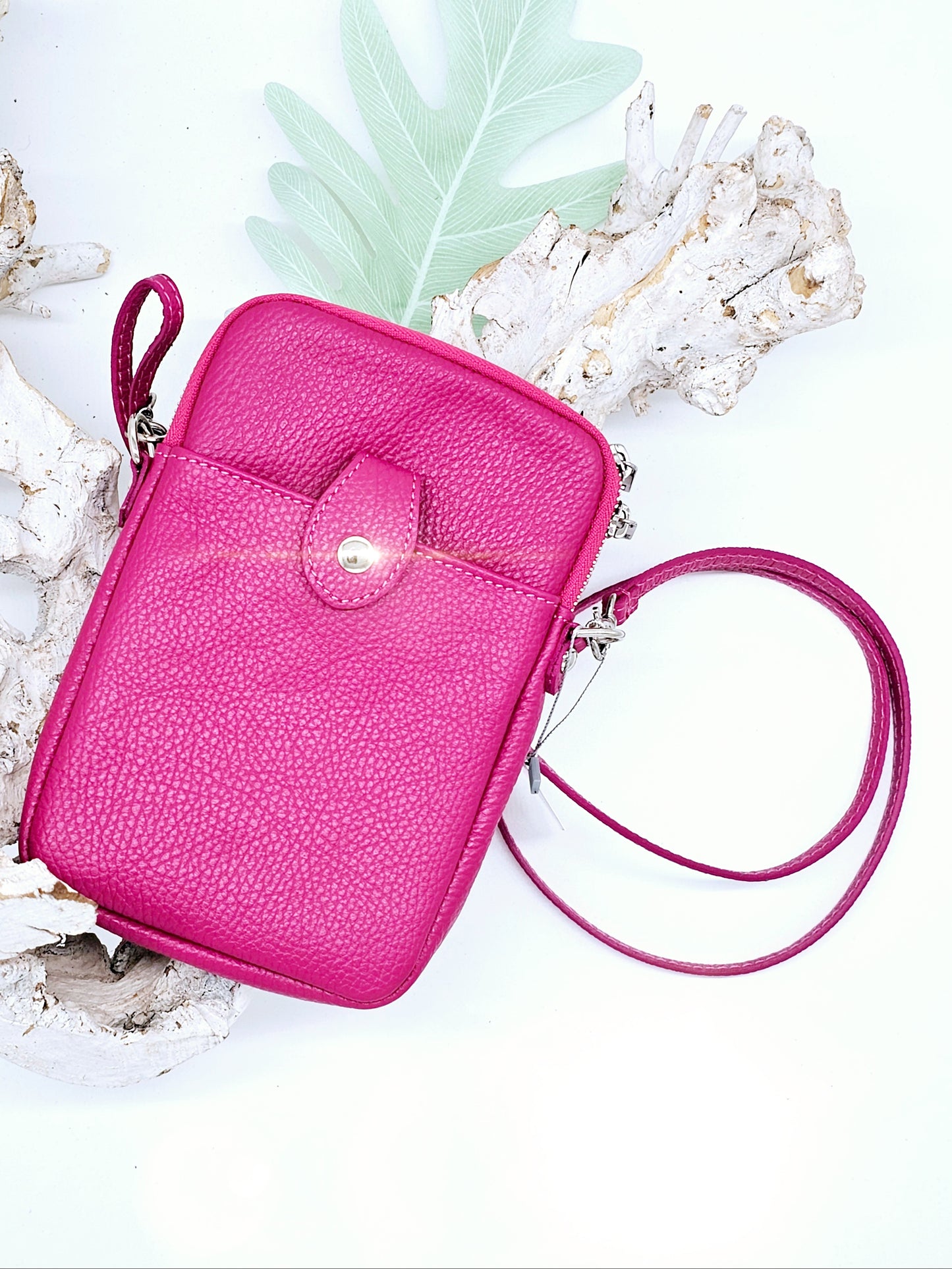 Kleine Umhängetasche aus Leder in Pink