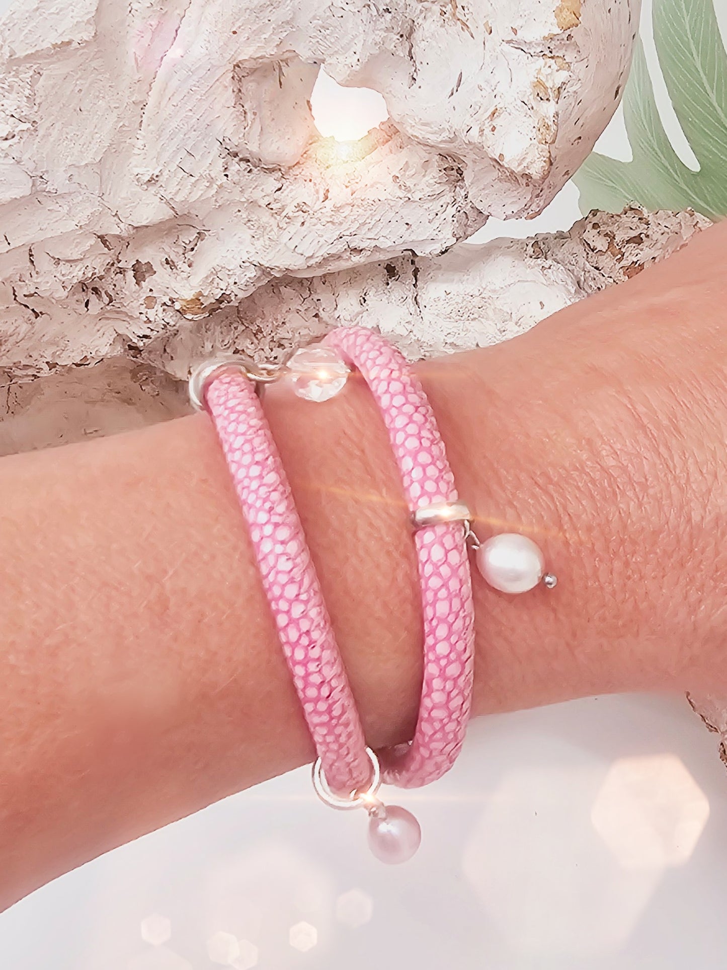 Leder-Armband mit Rochenprägung und Perlenanhängern in Pink