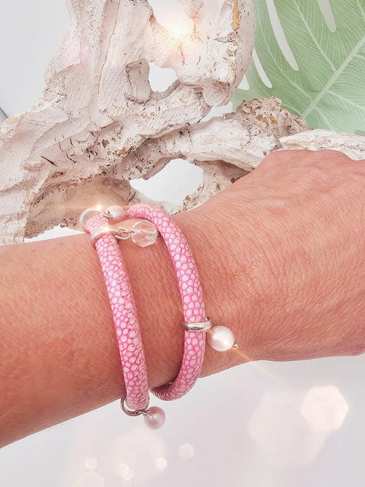 Leder-Armband mit Rochenprägung und Perlenanhängern in Pink