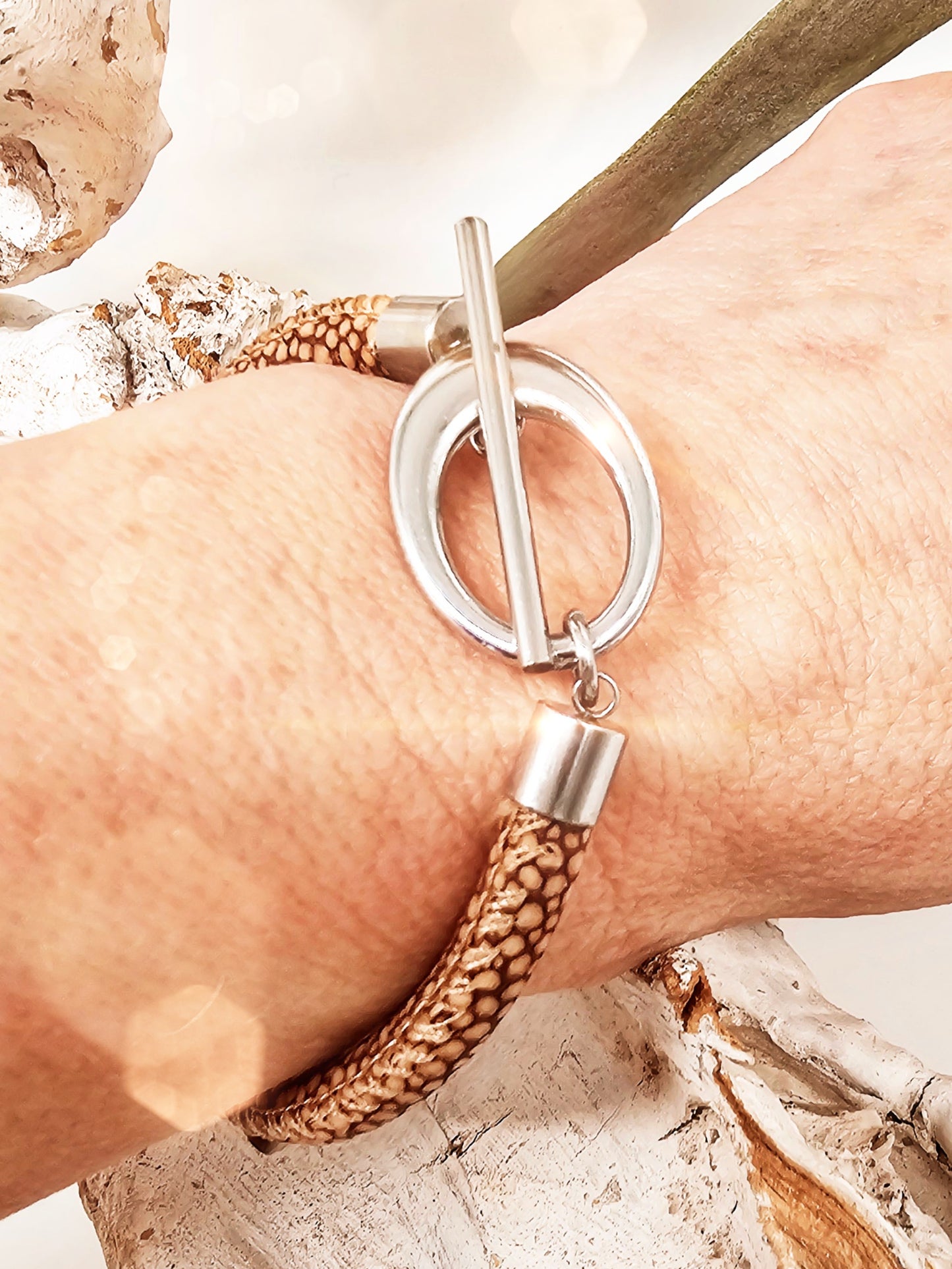 lederarmband-rochenpraegung-camel-knebel-1