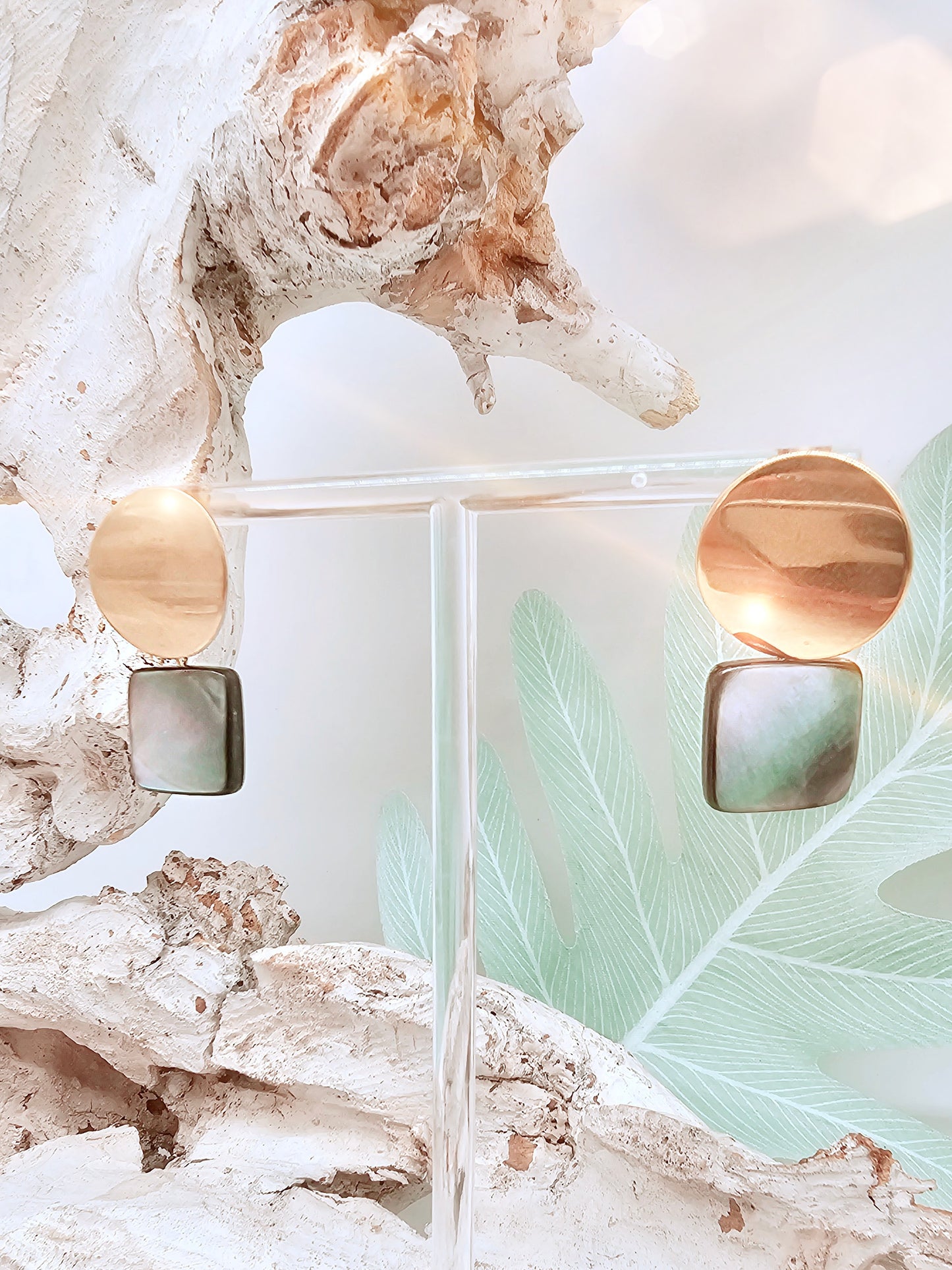 ohrringe-gold-perlmutt-muschel-taupe-1