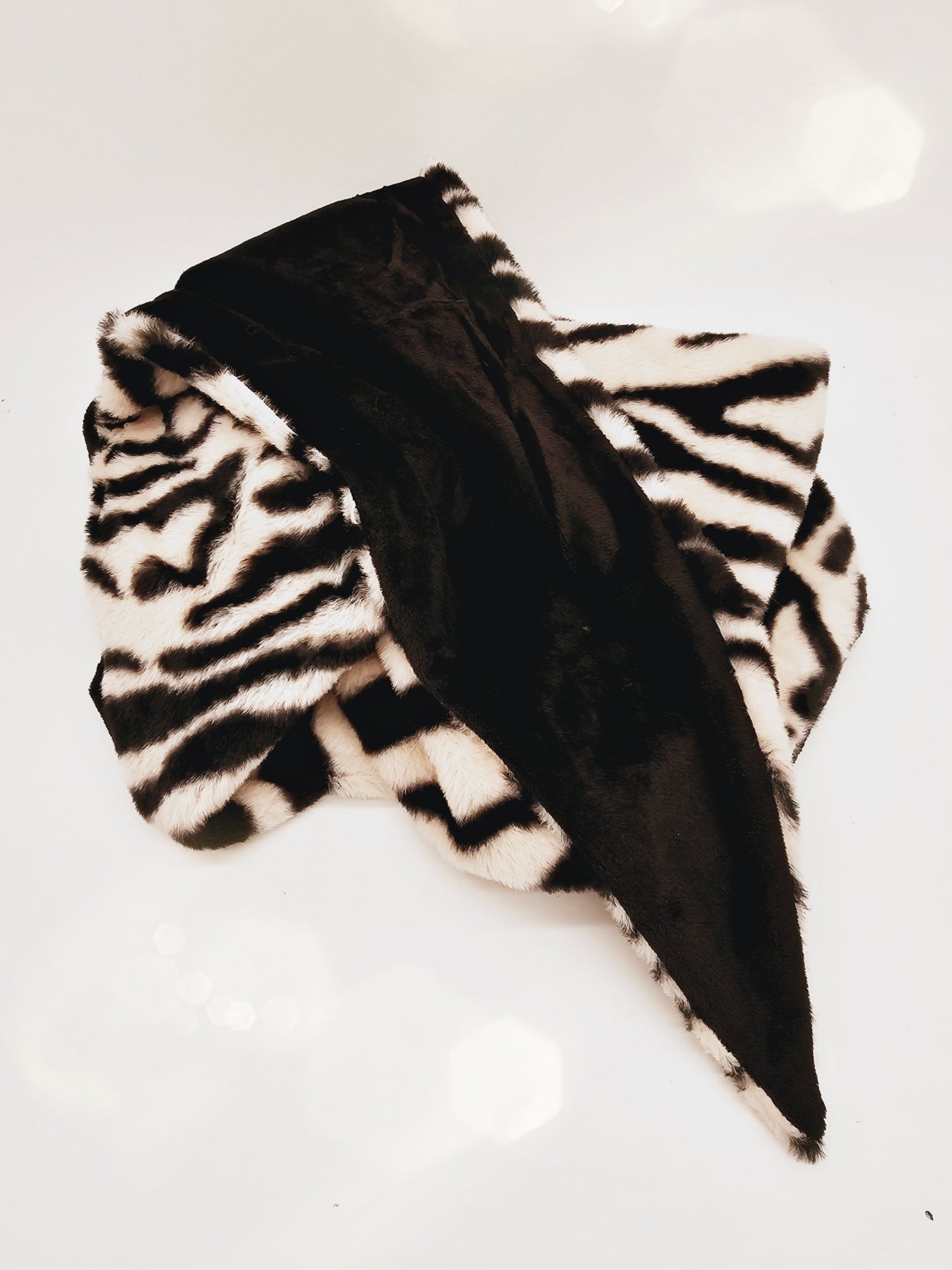 schal-dreieck-teddy-zebra-schwarz-beige-1