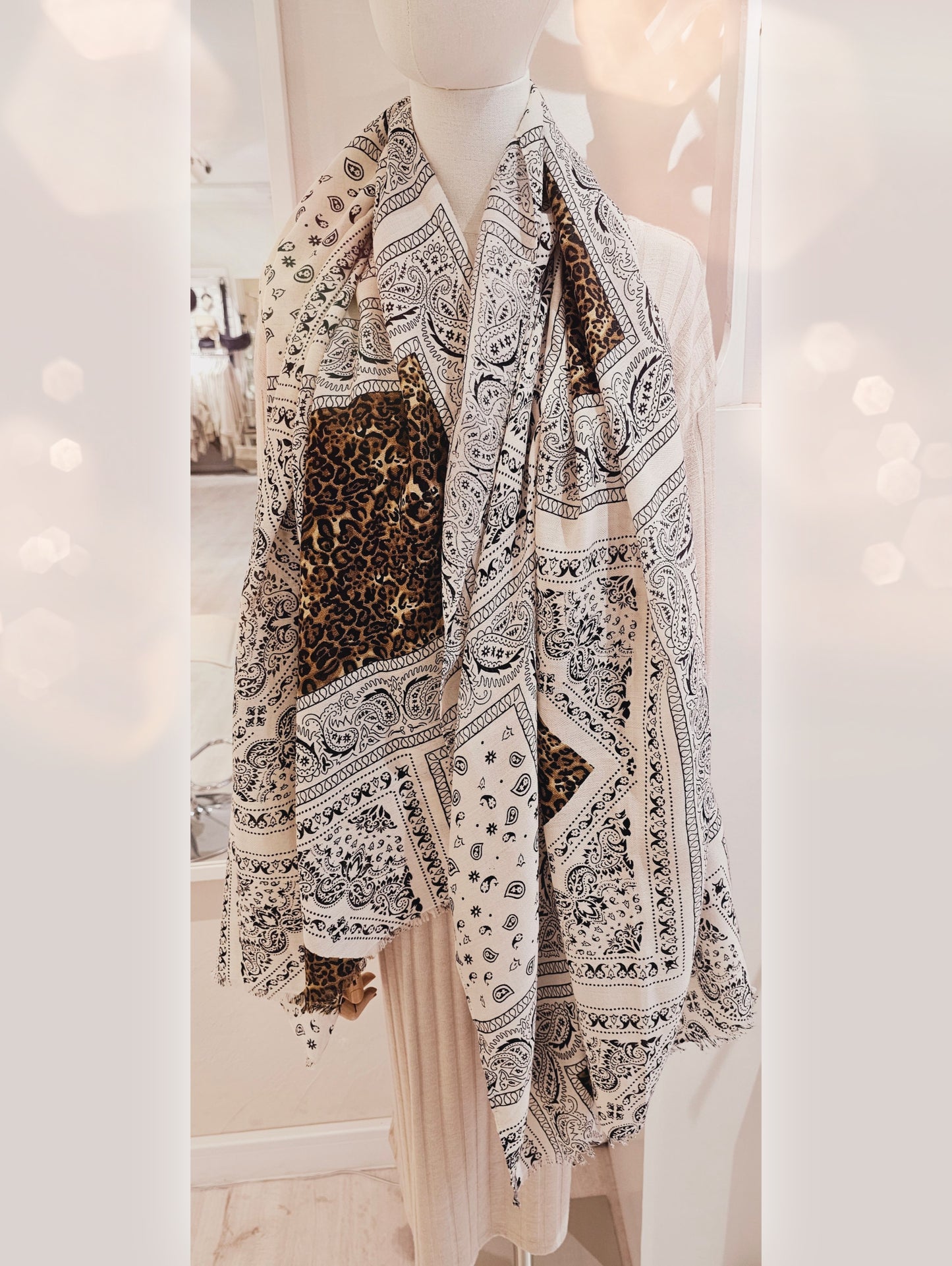 schal-paisley-leo-camel-schwarz-weiss-1