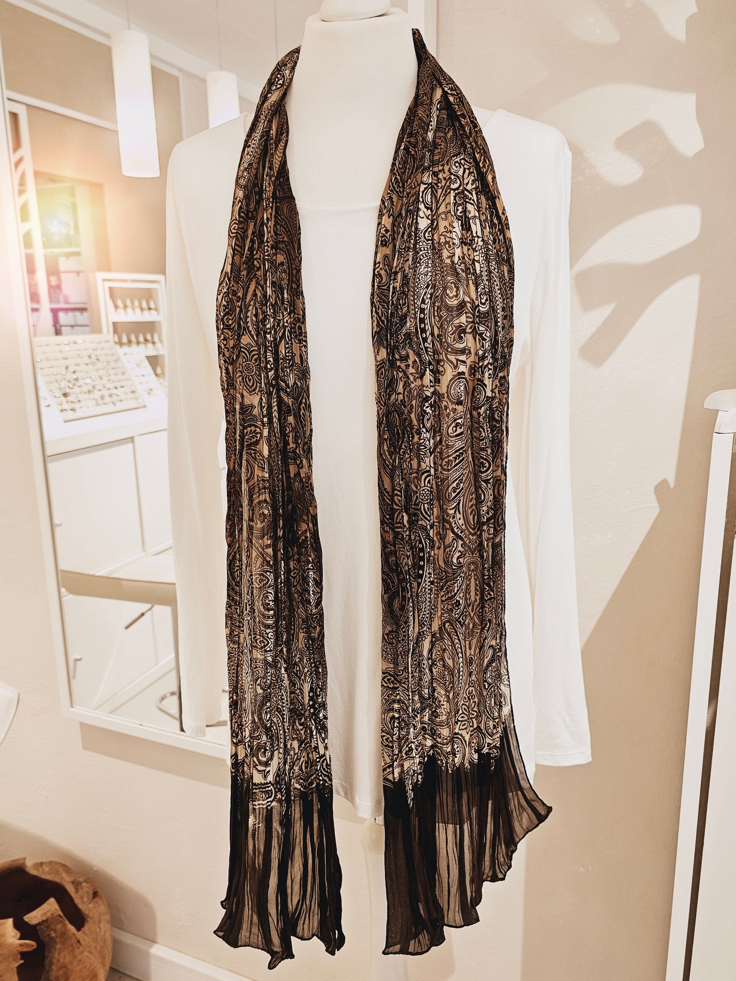 schal-paisley-plissee-schmal-braun beige