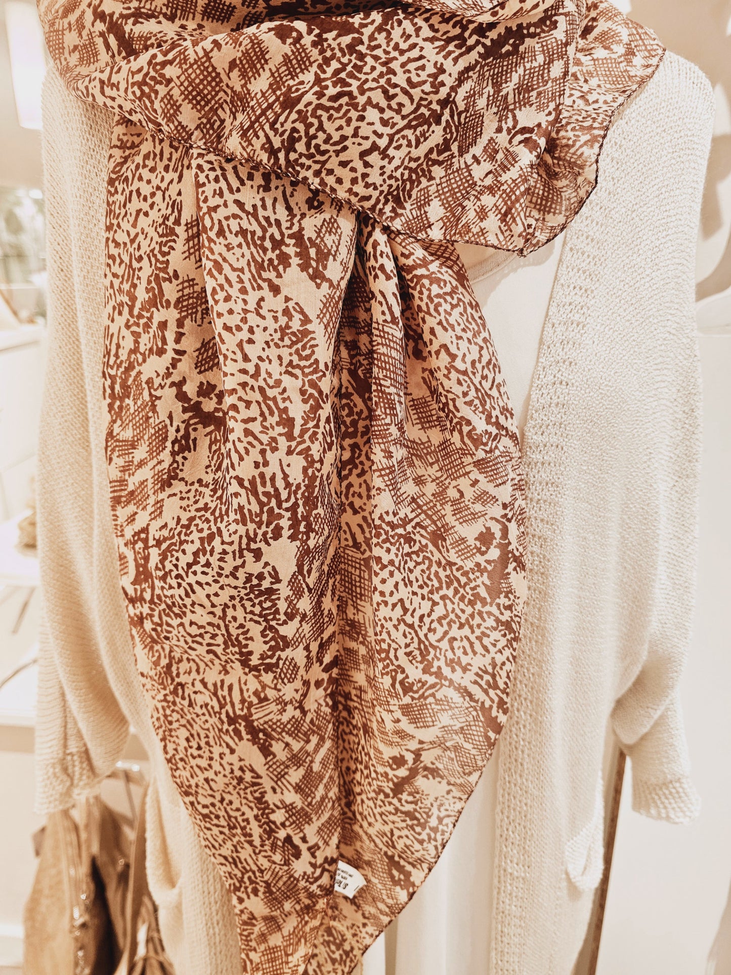 schal-seide-schlangenmuster-braun-1