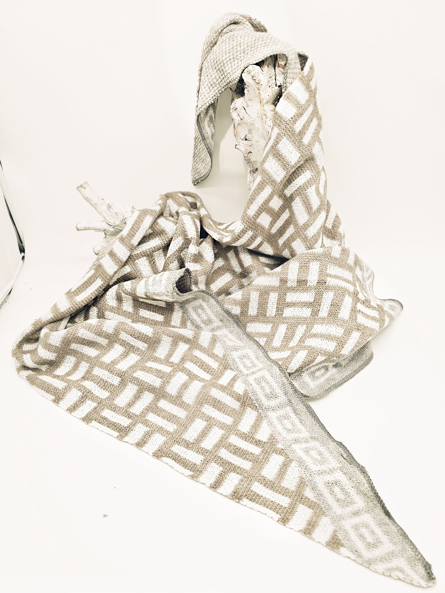 schal-strick-dreieck-beige-taupe-1