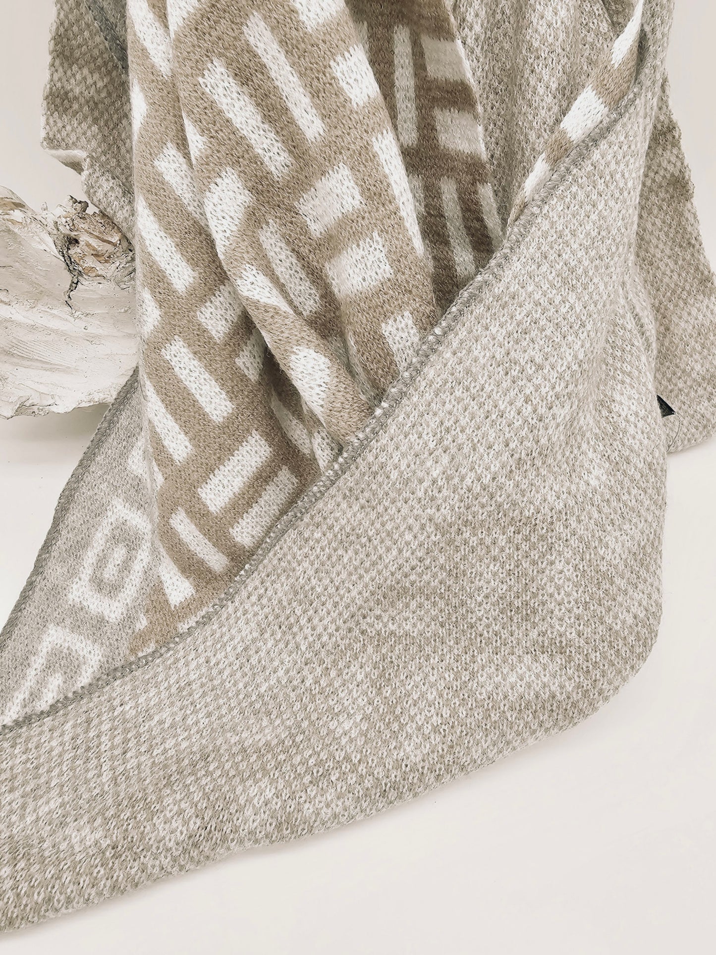 schal-strick-dreieck-beige-taupe-1