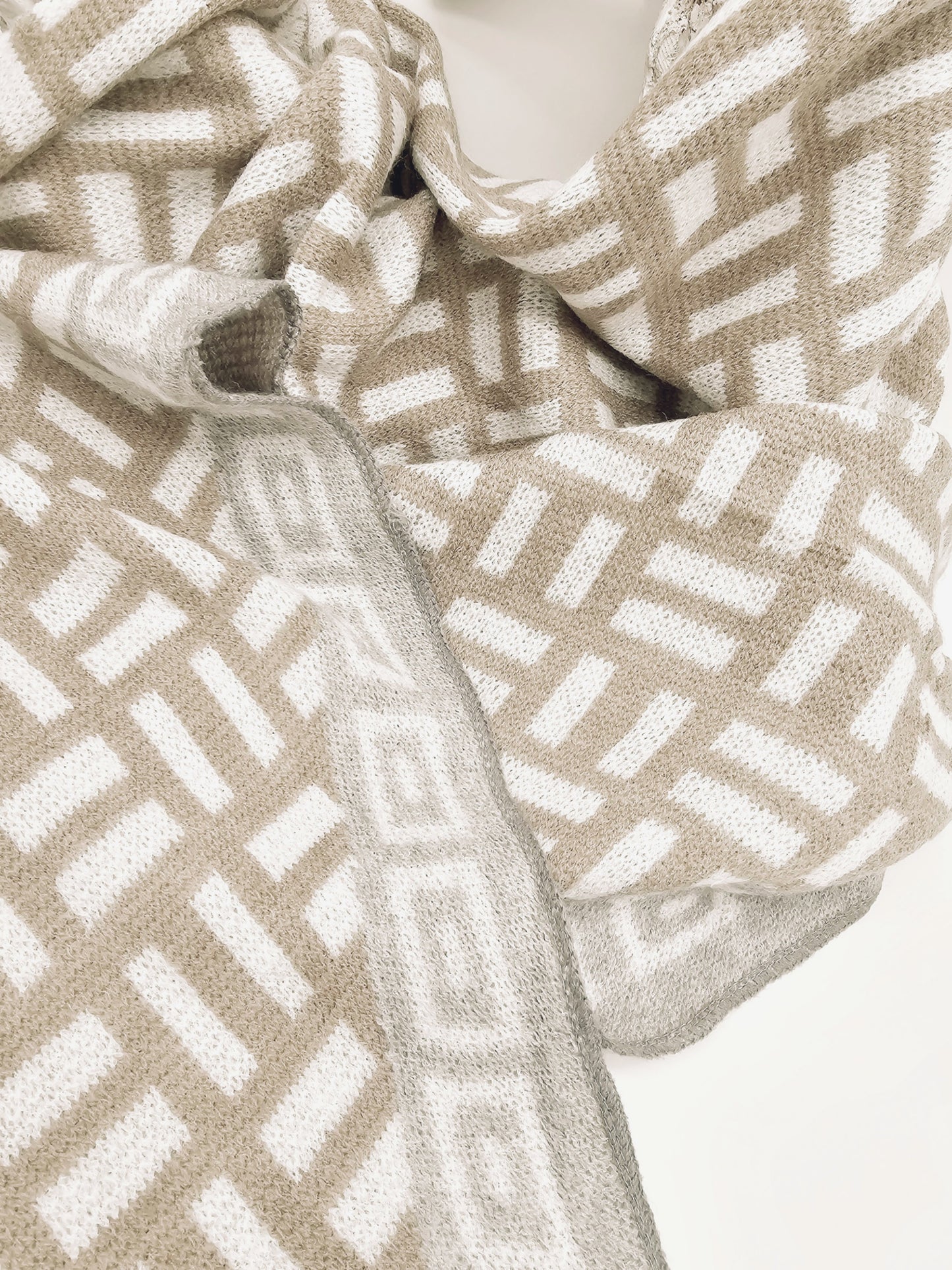 schal-strick-dreieck-beige-taupe-1