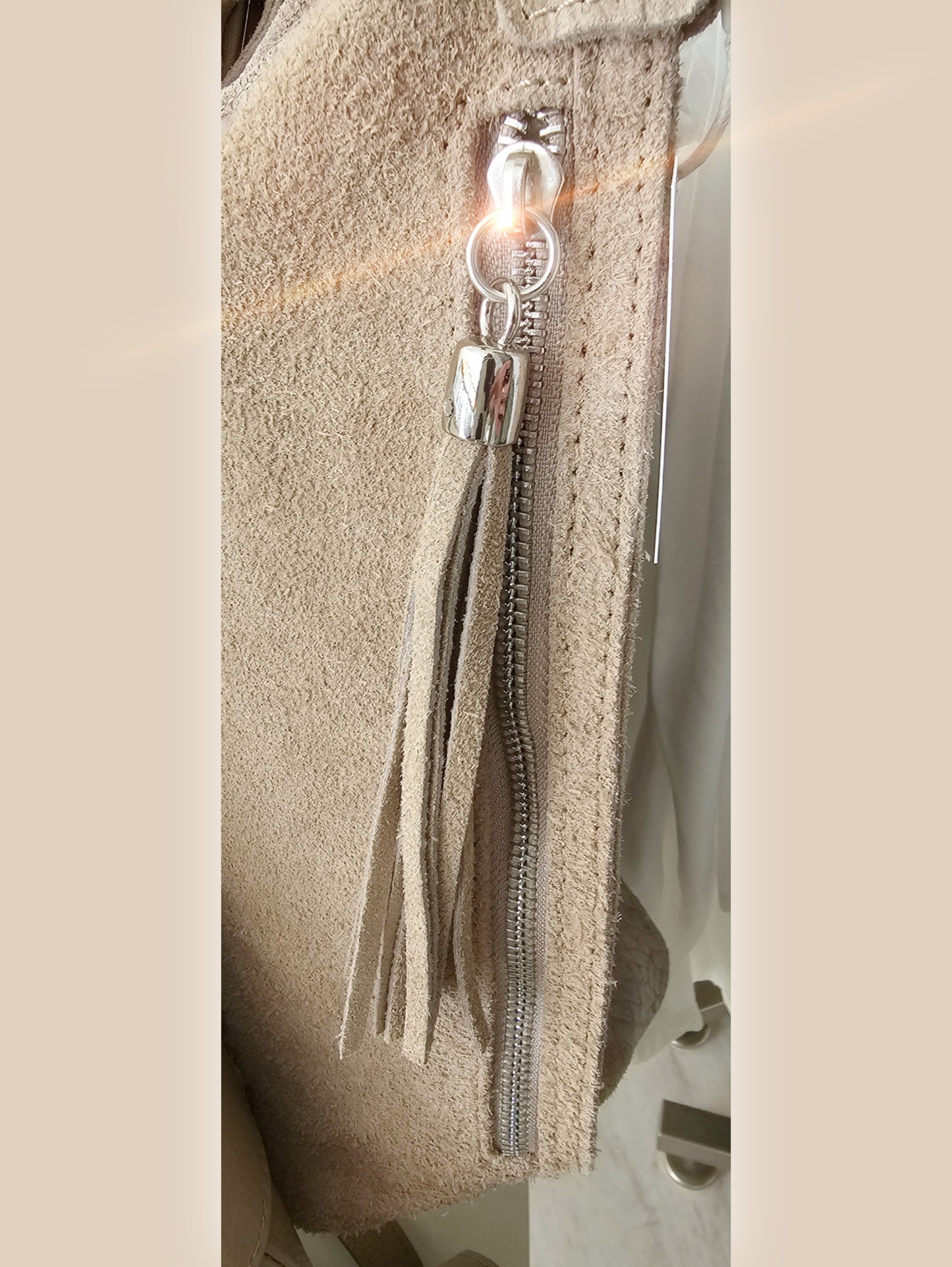 umhaengetasche-wildleder-krokopraegung-taupe-beige