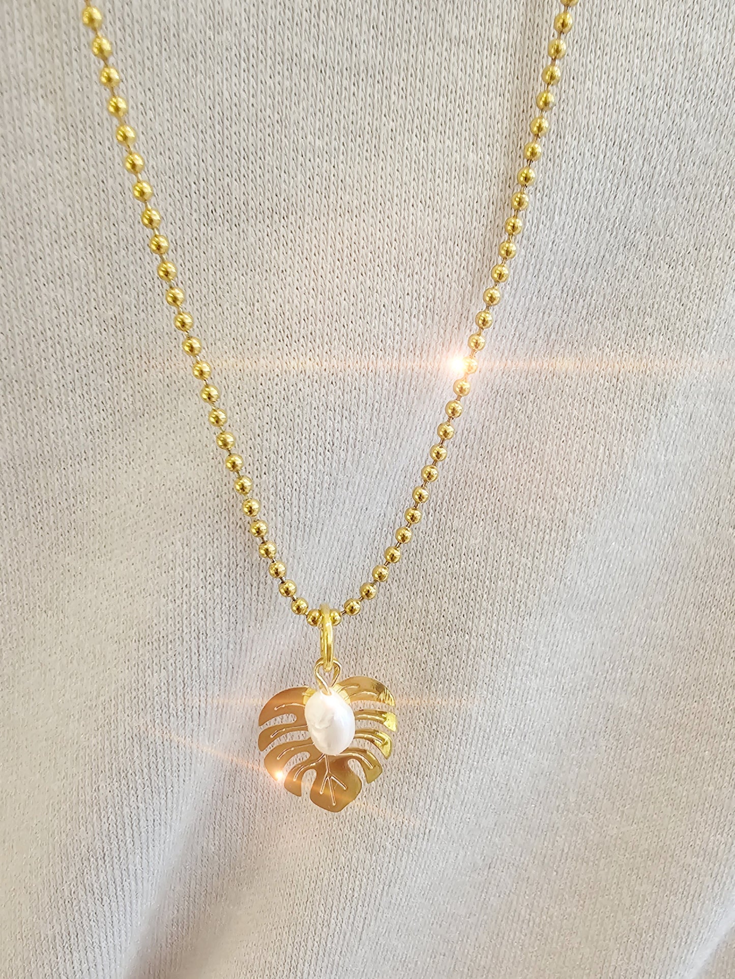 zarte-goldkette-blatt-perle-1