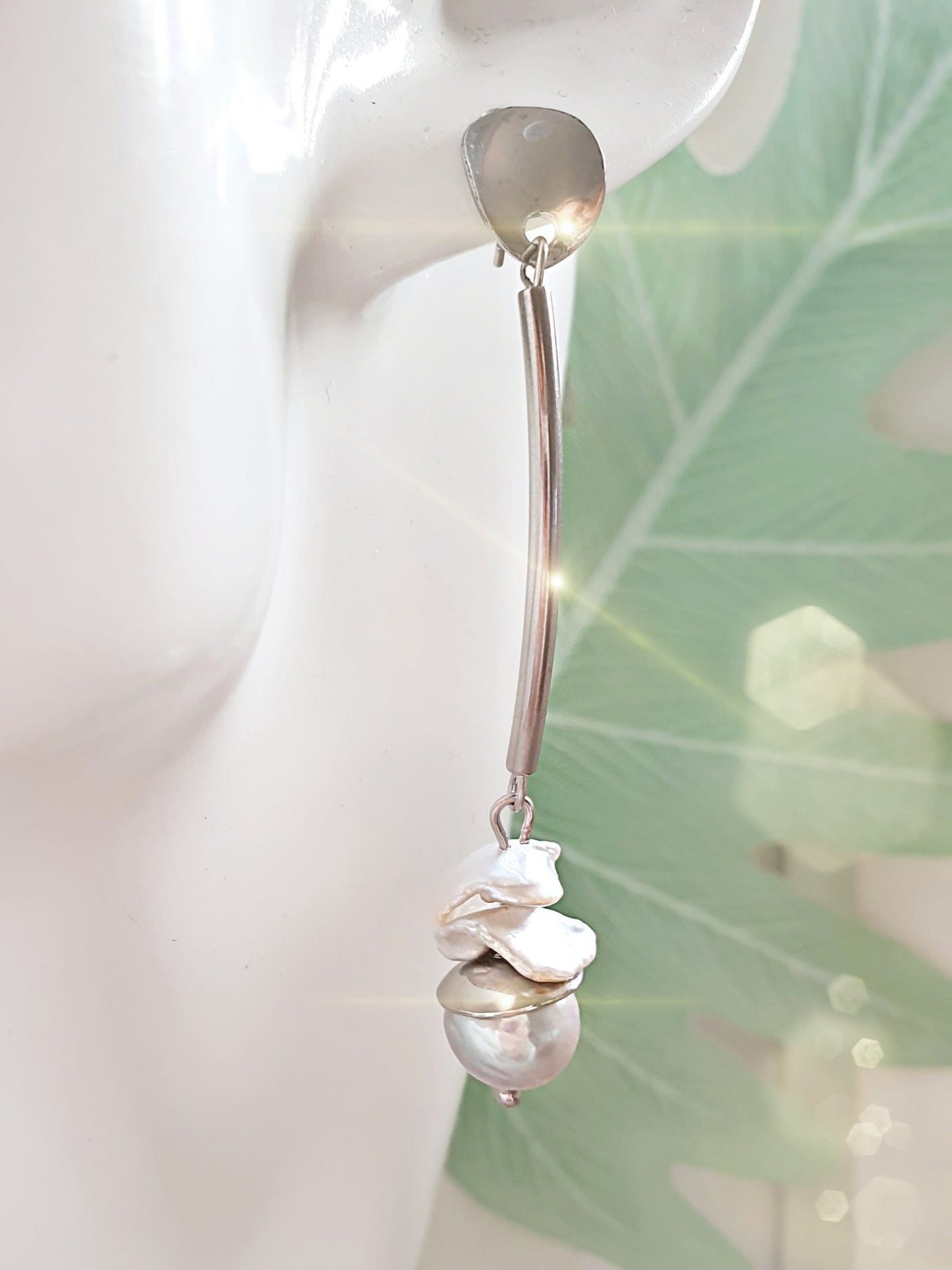 Lange Perlenohrringe aus Edelstahl Barockperlen in Grau und Creme