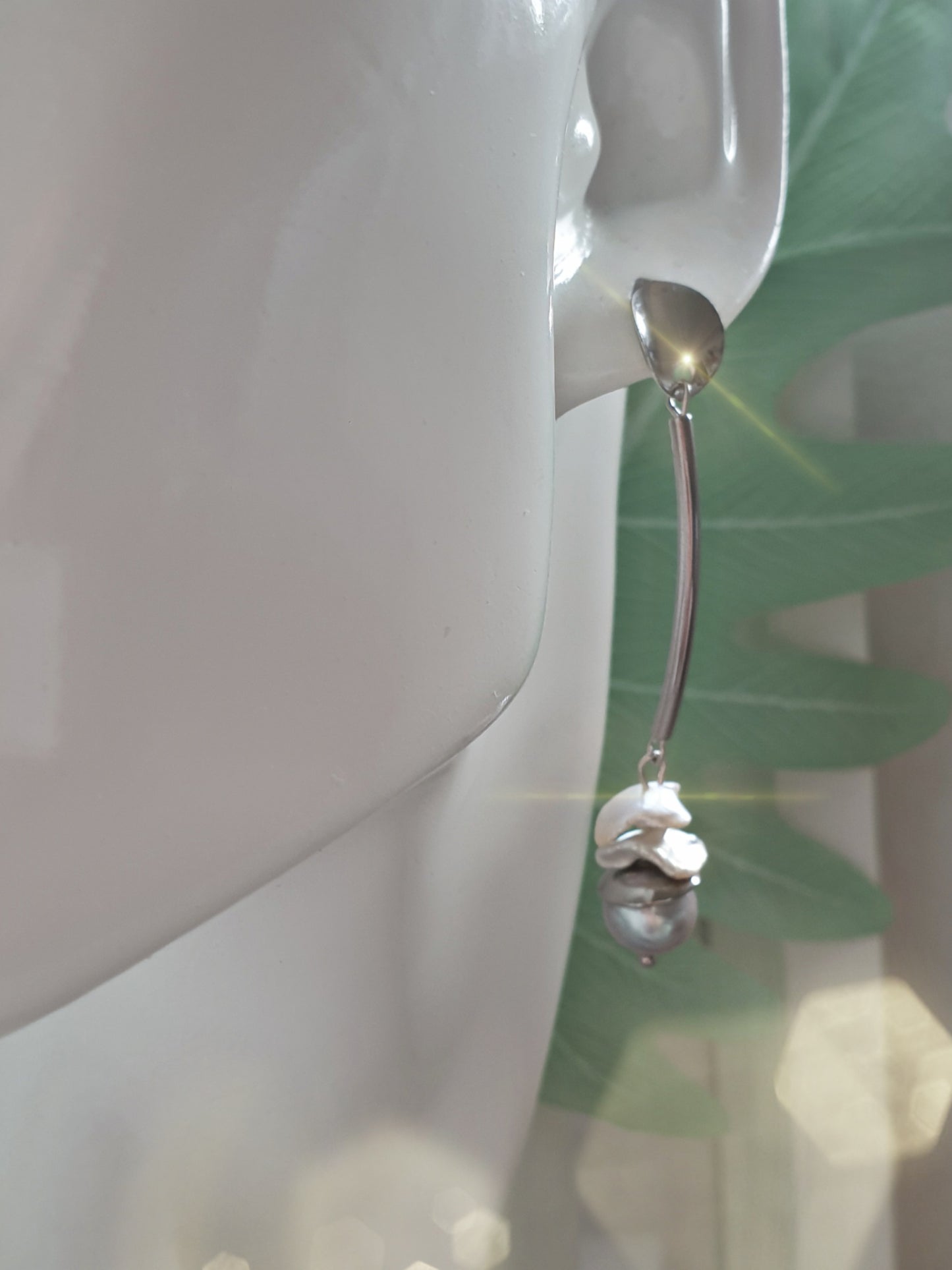 Lange Perlenohrringe aus Edelstahl Barockperlen in Grau und Creme
