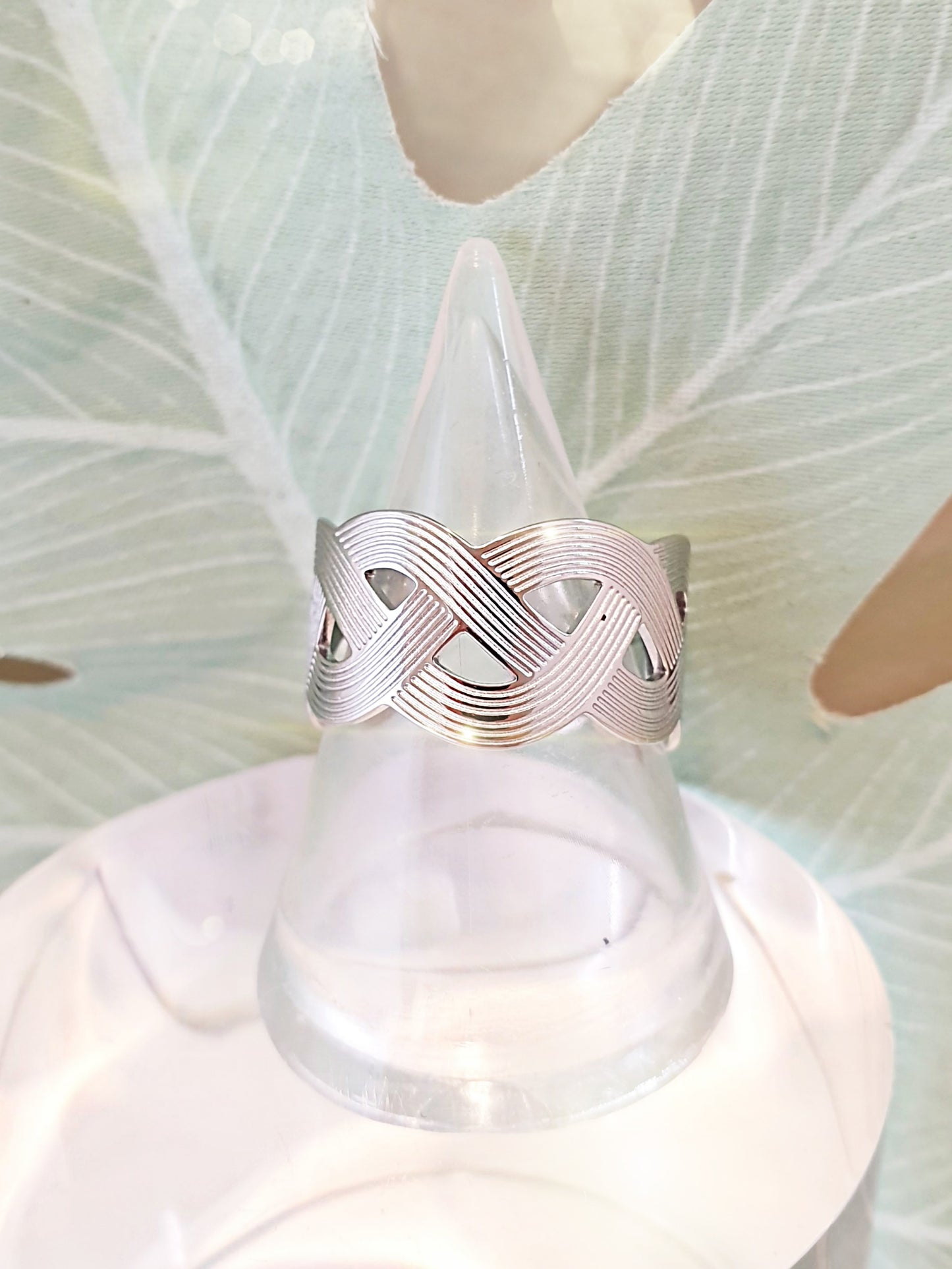 Edelstahl-Ring mit verschlungenem Muster verstellbar