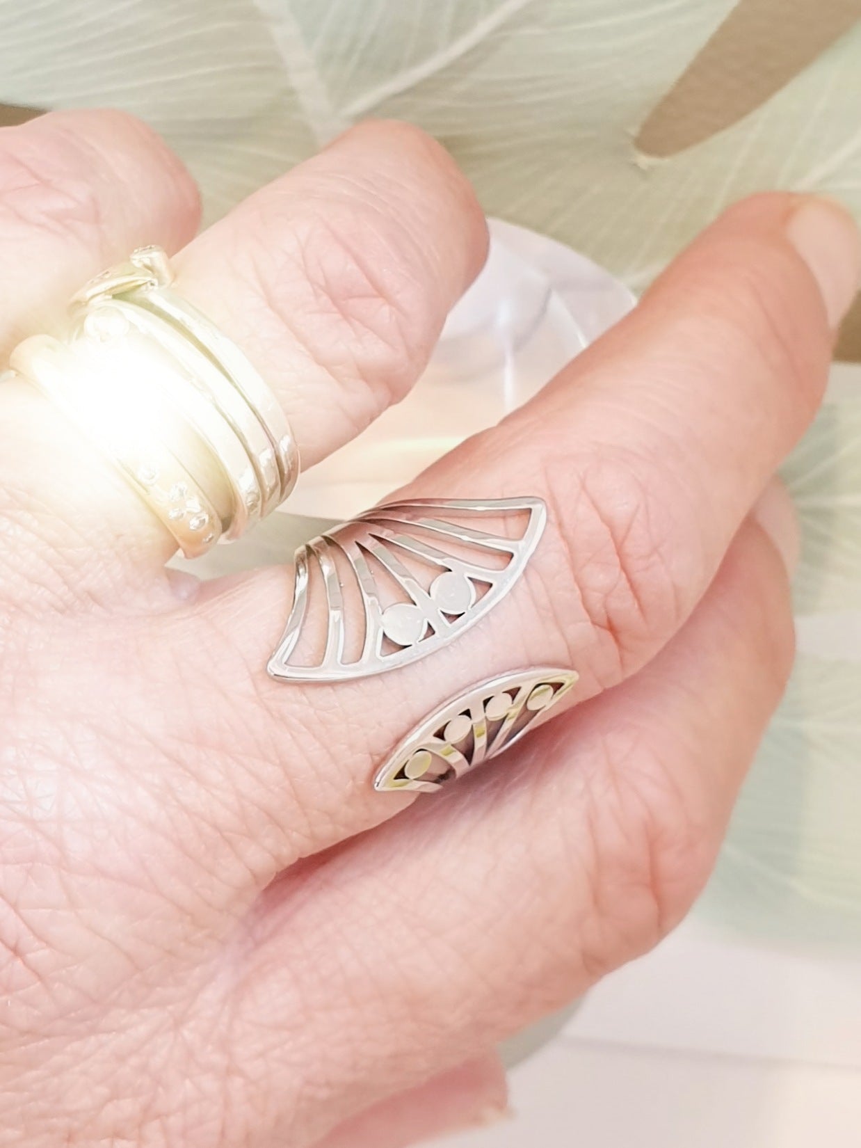 Großer, offener Edelstahl-Ring mit filigranem Muster verstellbar Tragebild