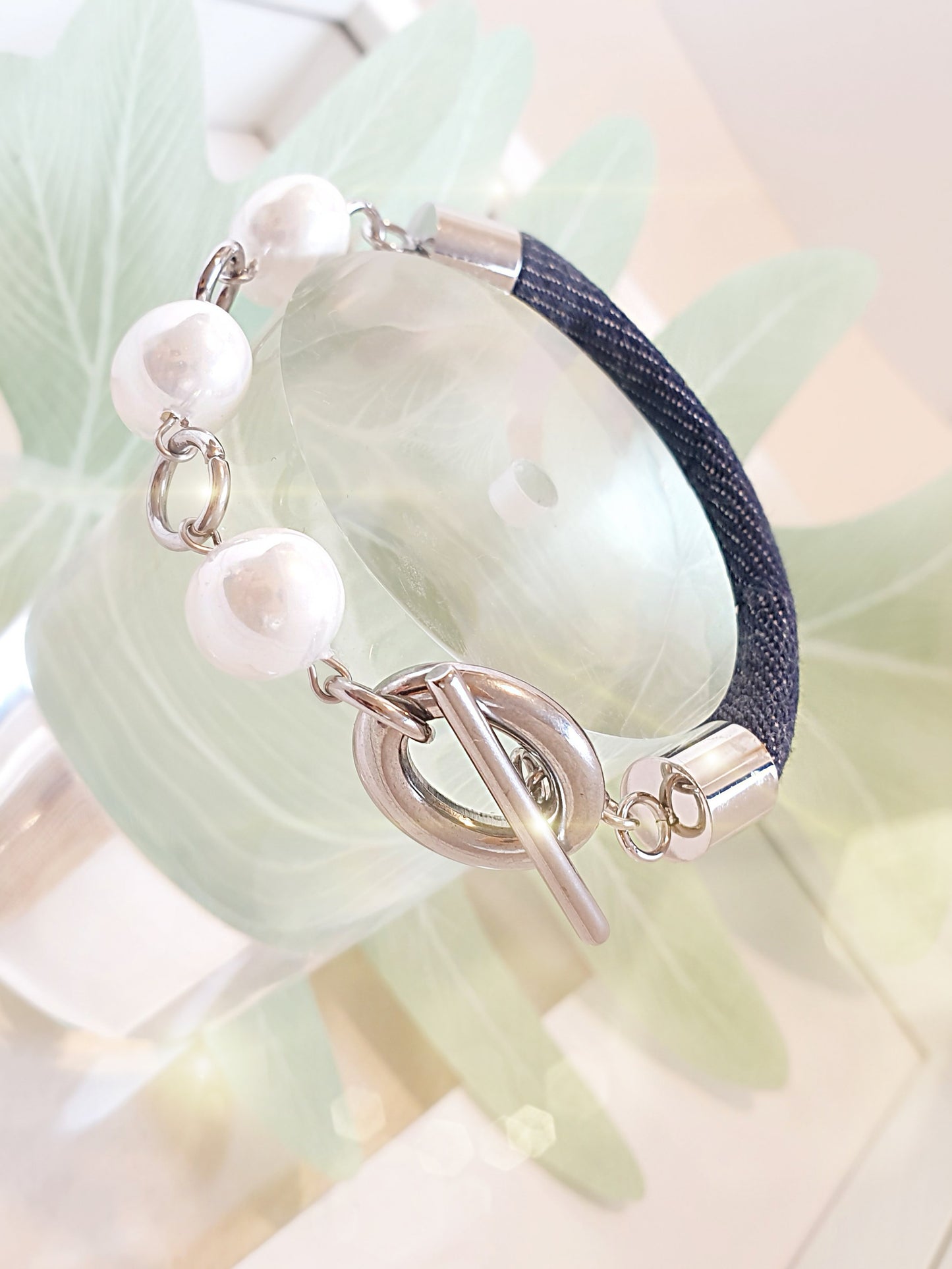 Armband mit großen Perlen und Jeans
