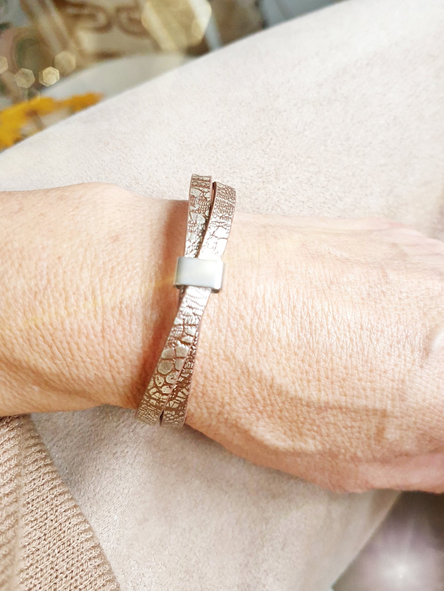 Armband aus Kunstleder in Taupe mit goldfarbenen Akzenten