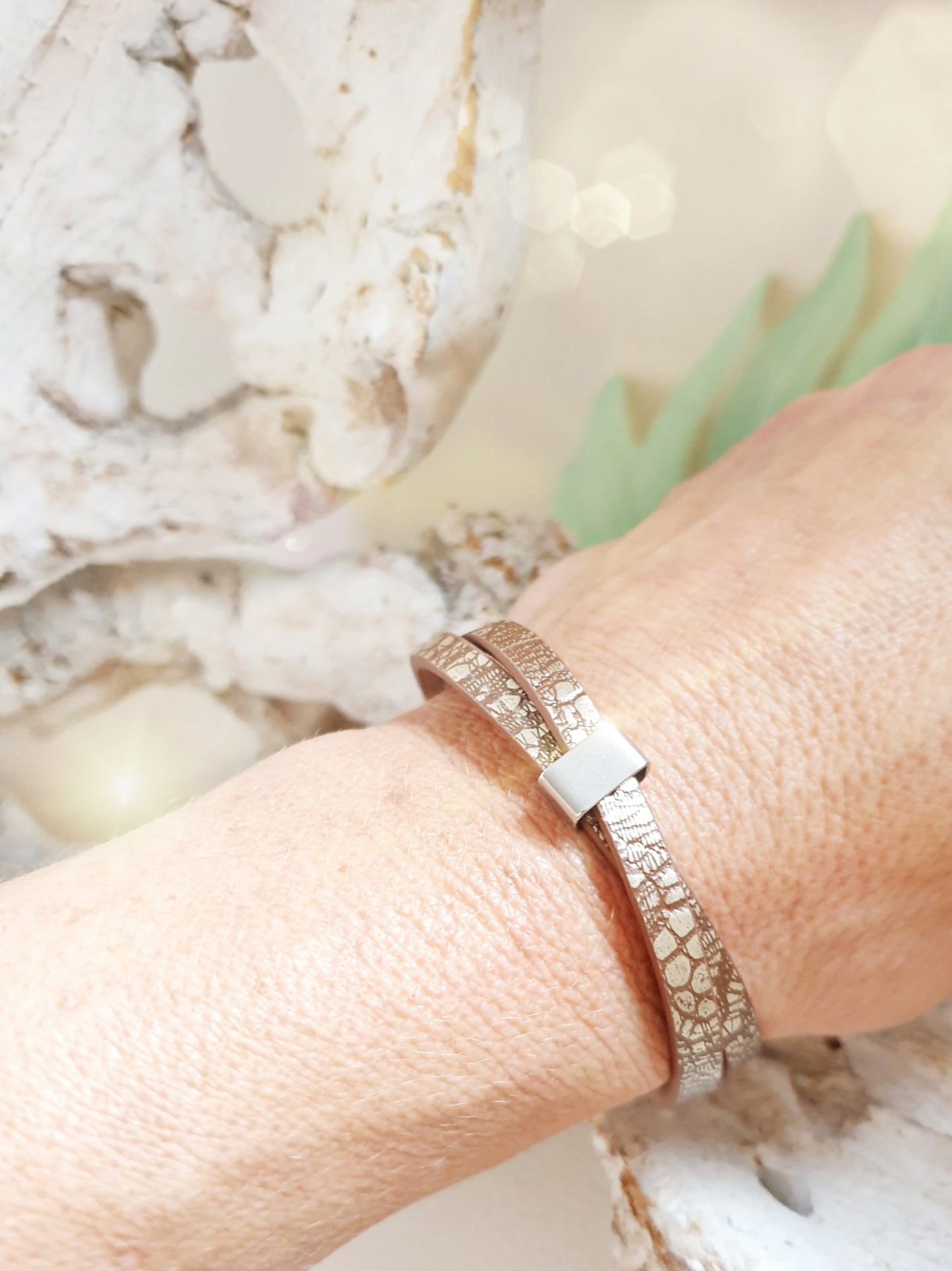 Armband aus Kunstleder in Taupe mit goldfarbenen Akzenten