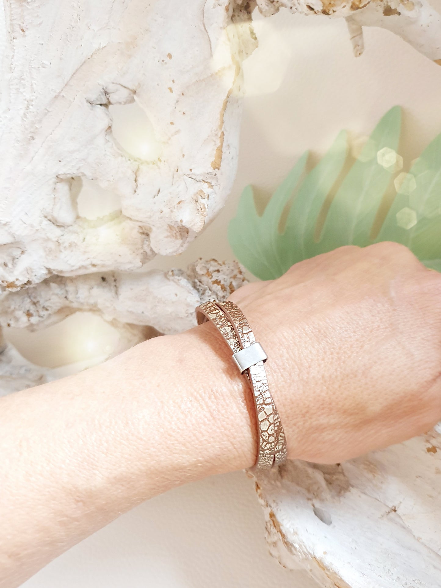 Armband aus Kunstleder in Taupe mit goldfarbenen Akzenten