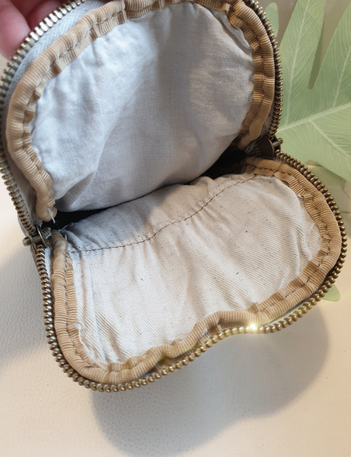 Handytasche aus geflochtenem Waschleder in Grau