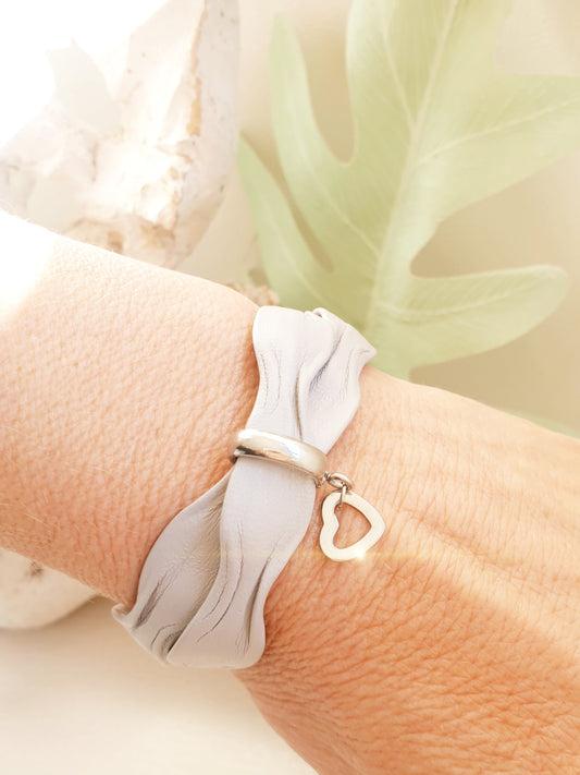 Armband aus grauem Leder mit Herz aus Edelstahl
