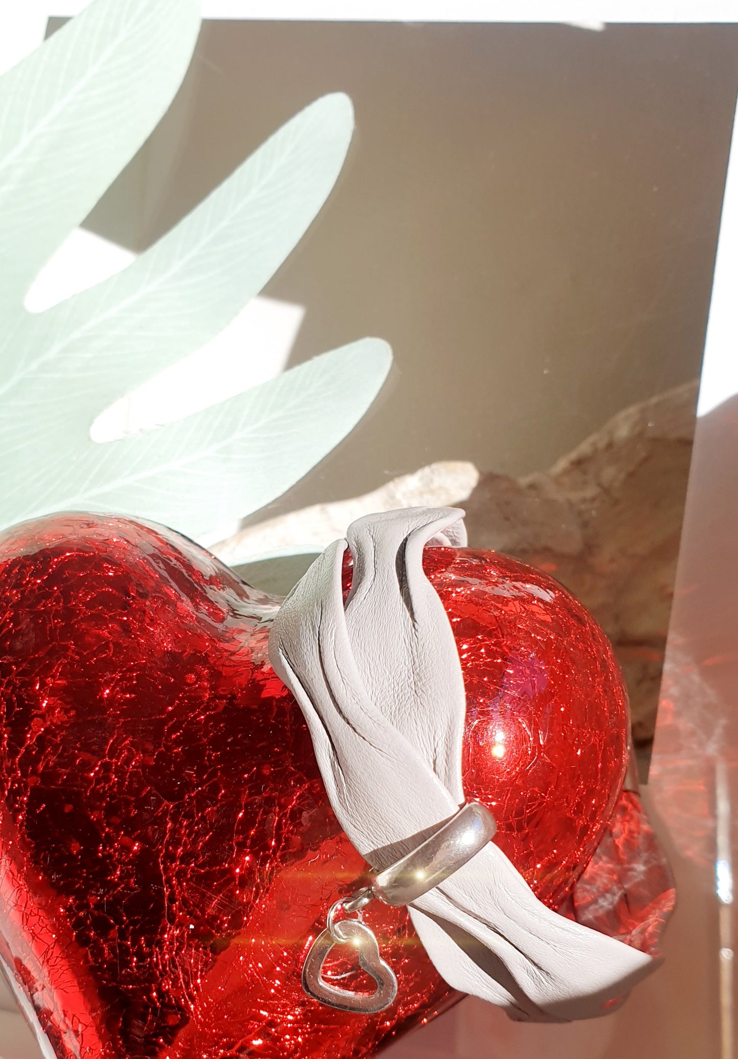 Armband aus grauem Leder mit Herz aus Edelstahl