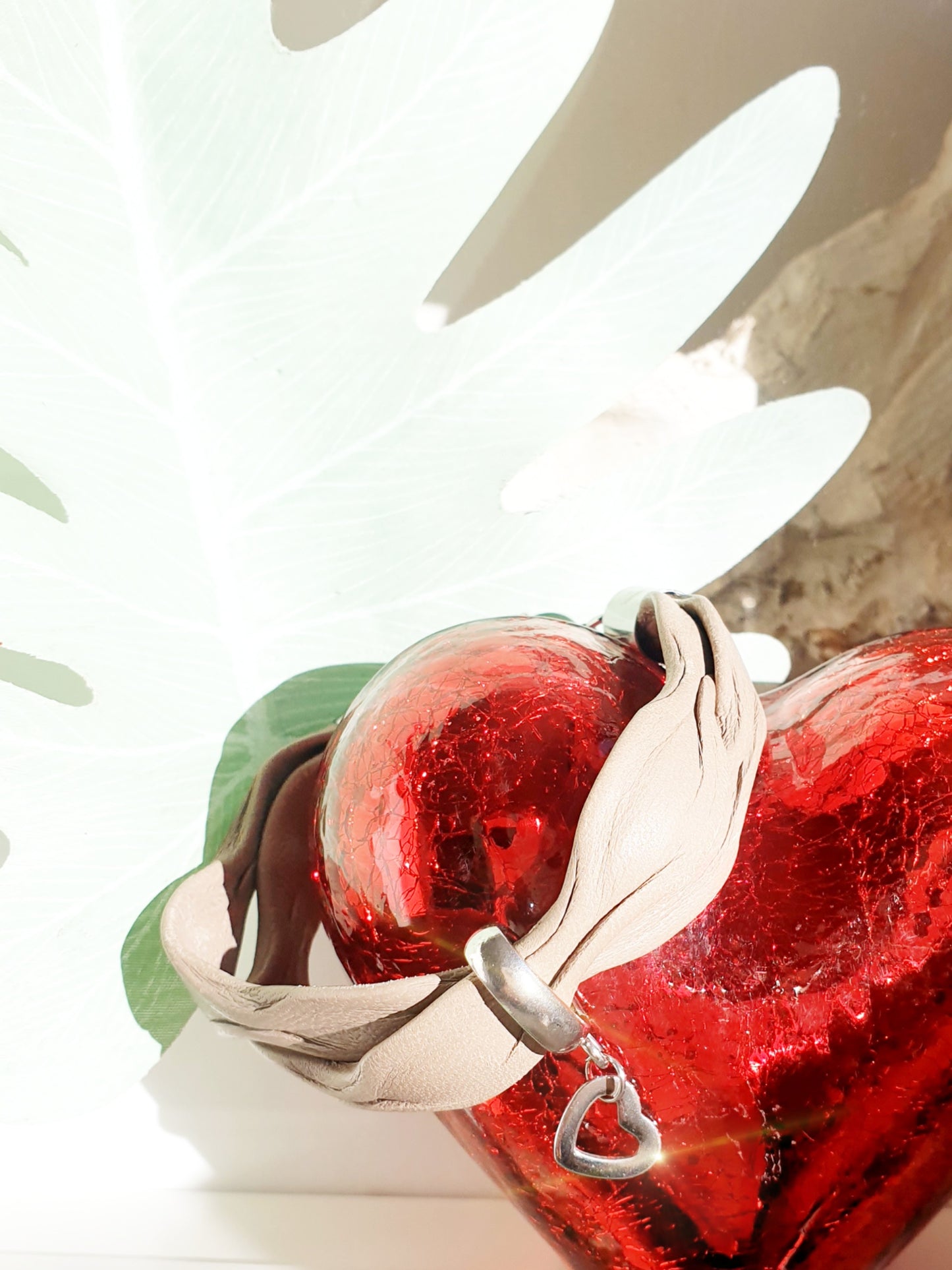 Armband aus Leder in Taupe mit Herz aus Edelstahl