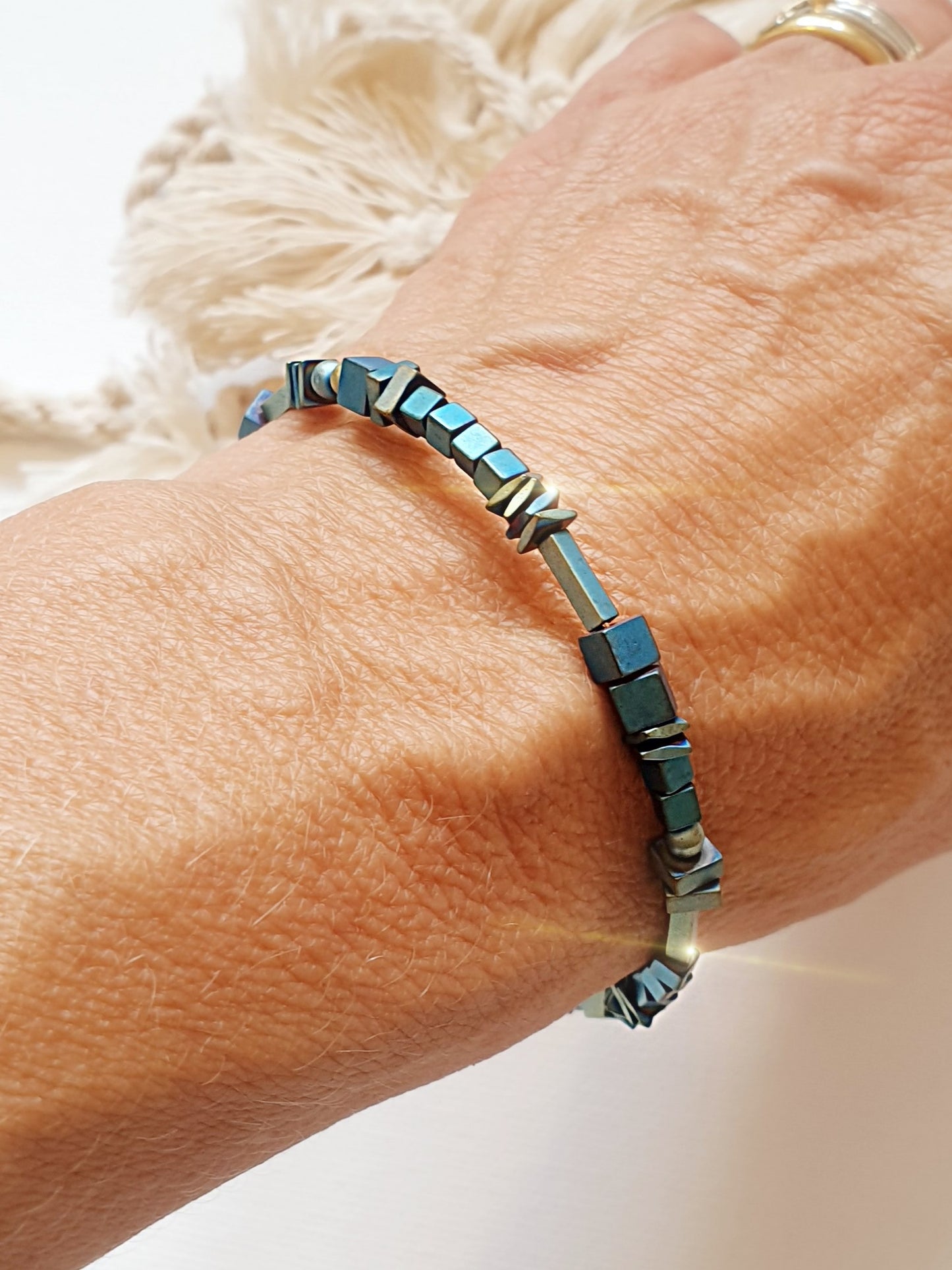 Armband Armreif aus meerblauen Hämatit Steinchen