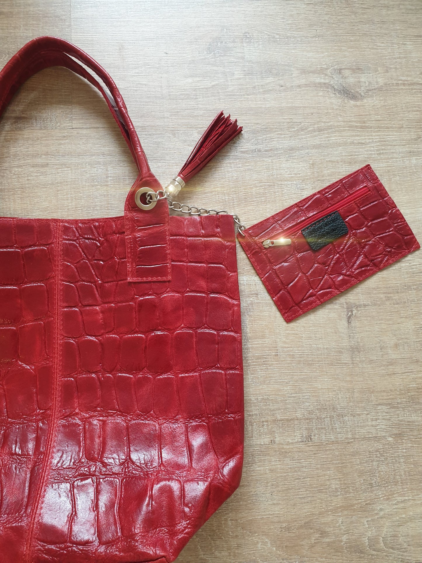 Tasche Shopper in Rot aus Leder mit Krokopraegung gross mit Innenbeutel an Kette