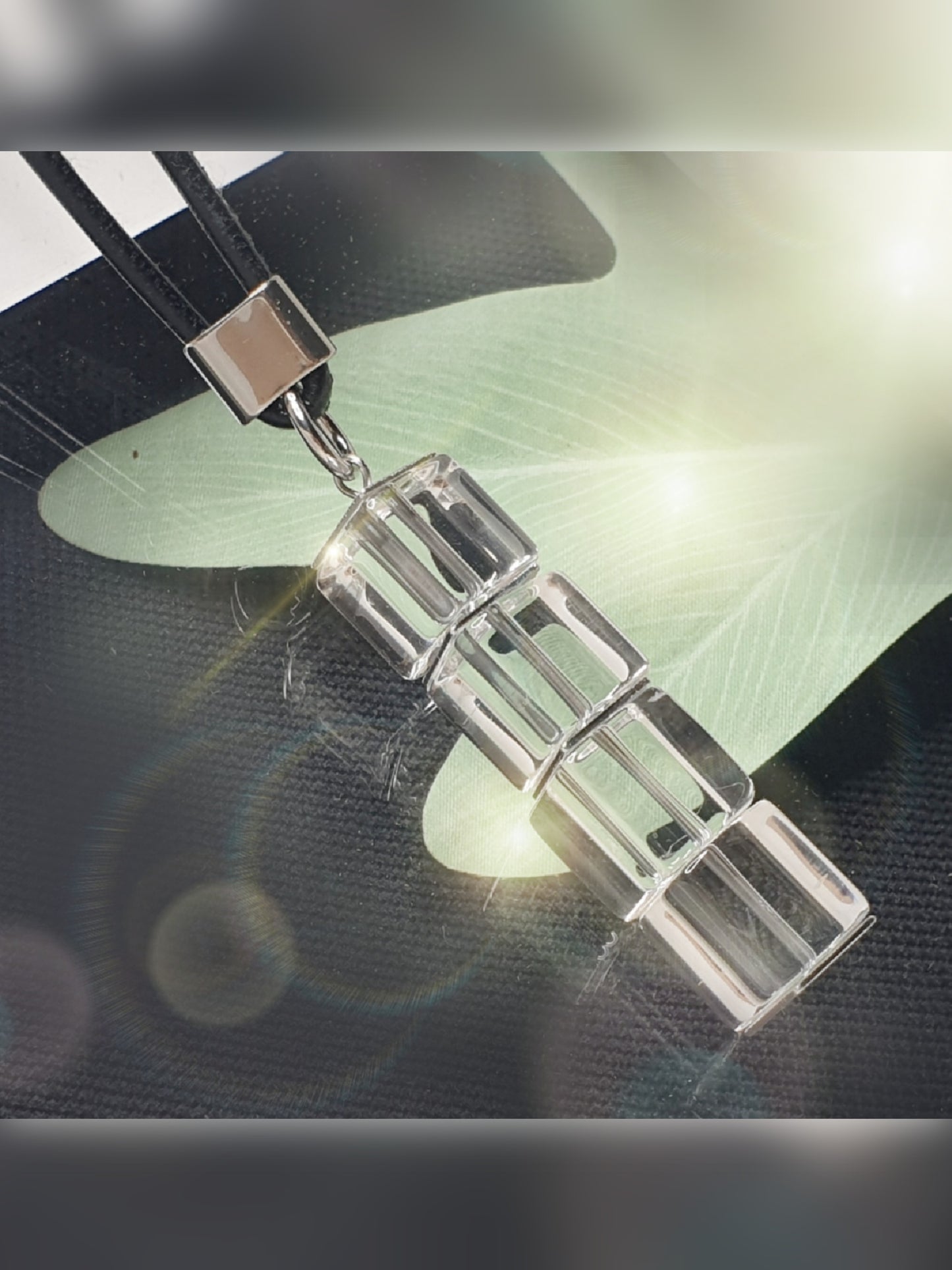 Langer Anhänger aus klaren Bergkristallwürfeln