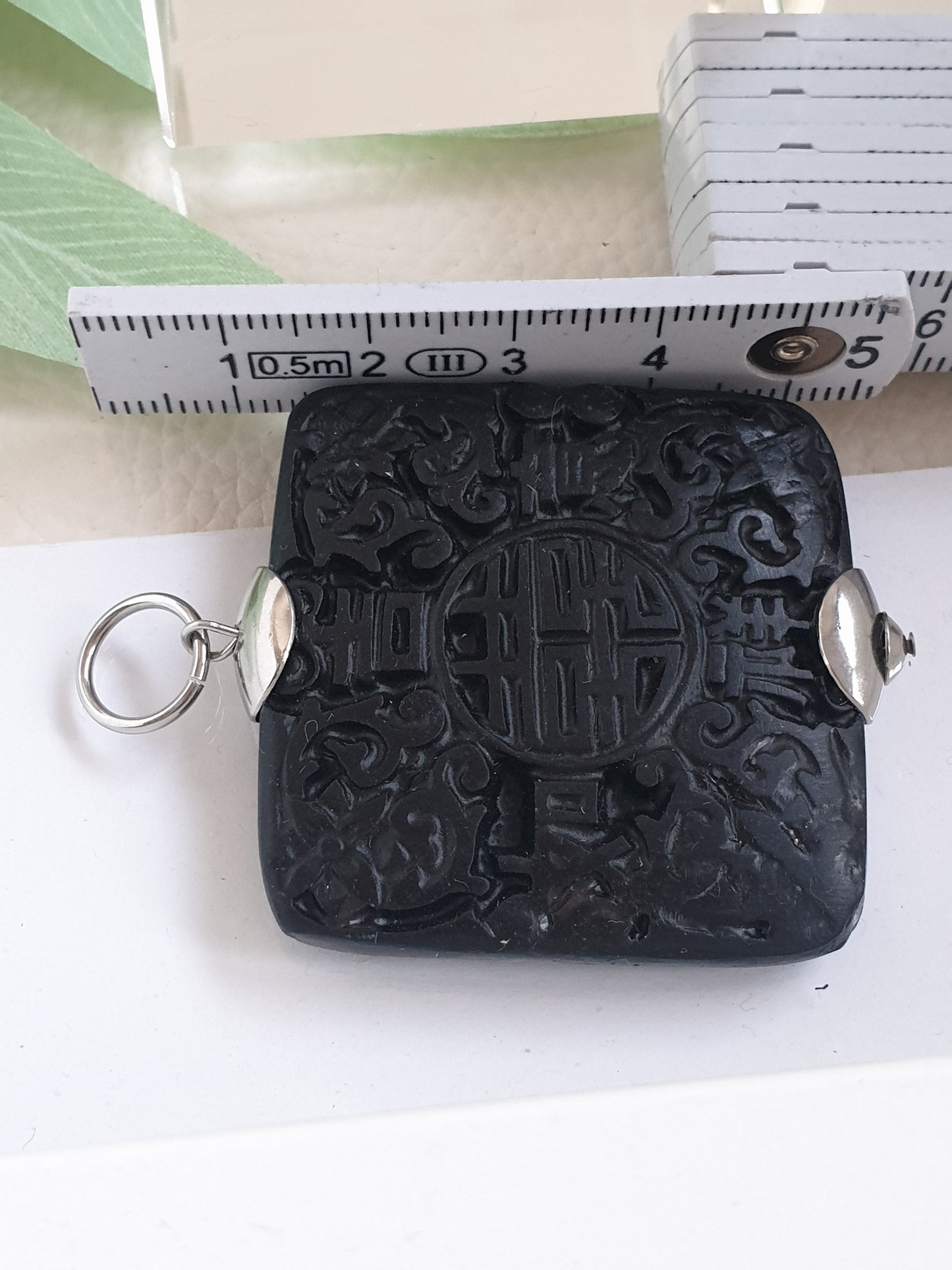 Großer, viereckiger Anhänger aus geschwärztem Horn mit chinesischen Glückssymbolen