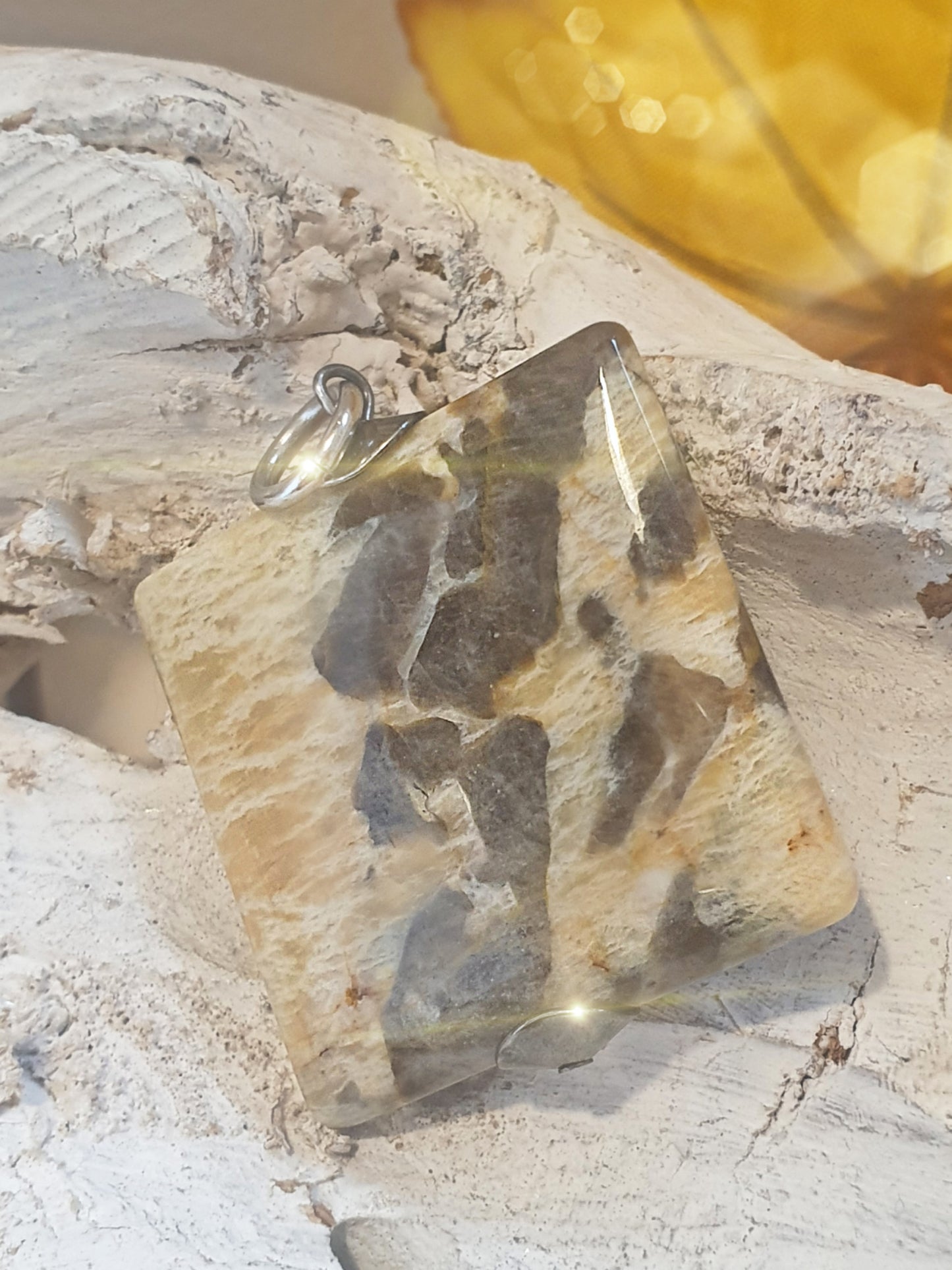 Großer, quadratischer Anhänger aus Feldspat