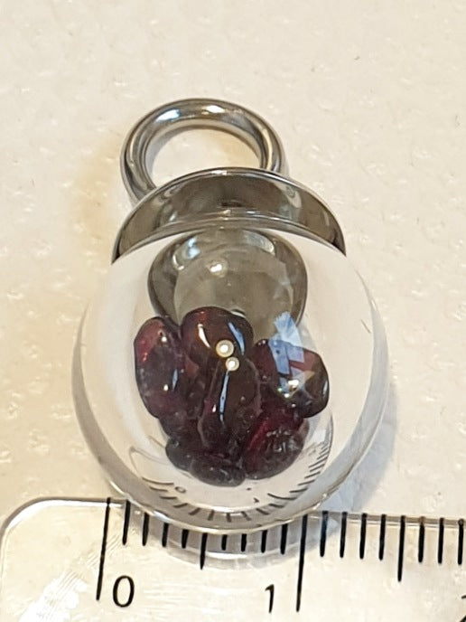 Anhänger Kugel aus Glas mit kleinen Granat Steinen / Edelstein