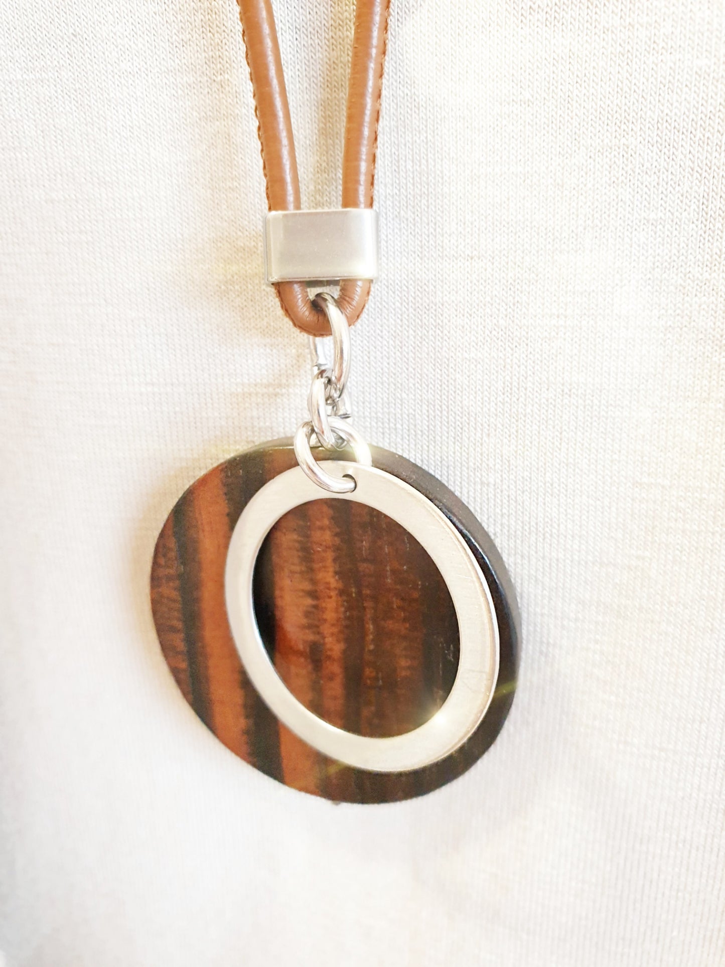 Anhänger Holzscheibe mit Edelstahlring an Lederkette