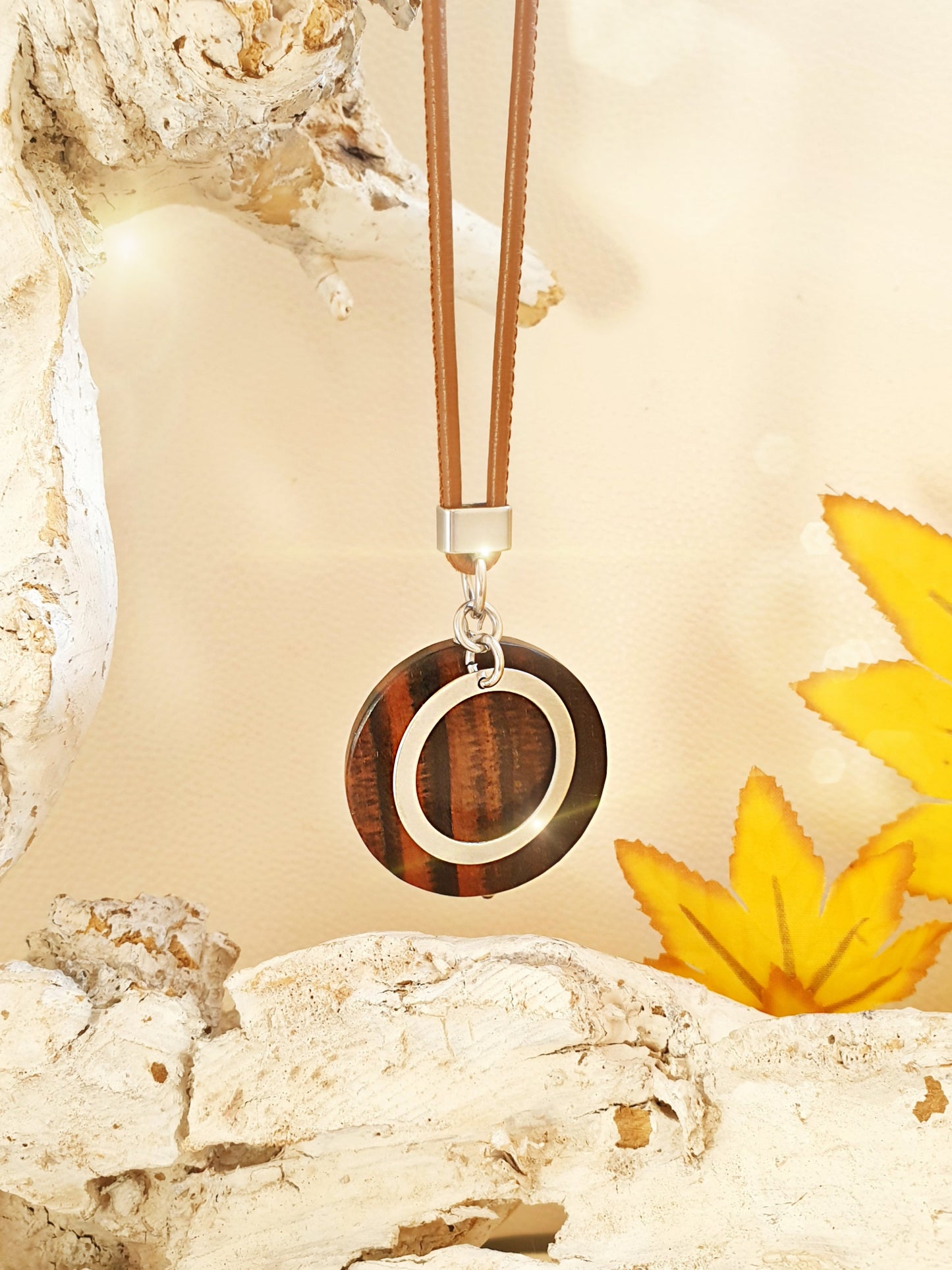 Anhänger Holzscheibe mit Edelstahlring an Lederkette