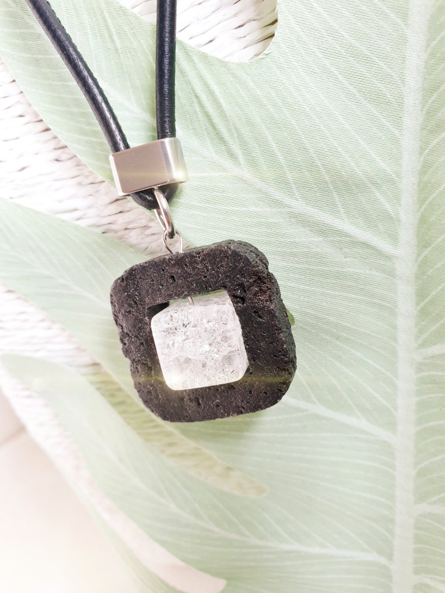 Anhänger aus Lava und Bergkristall