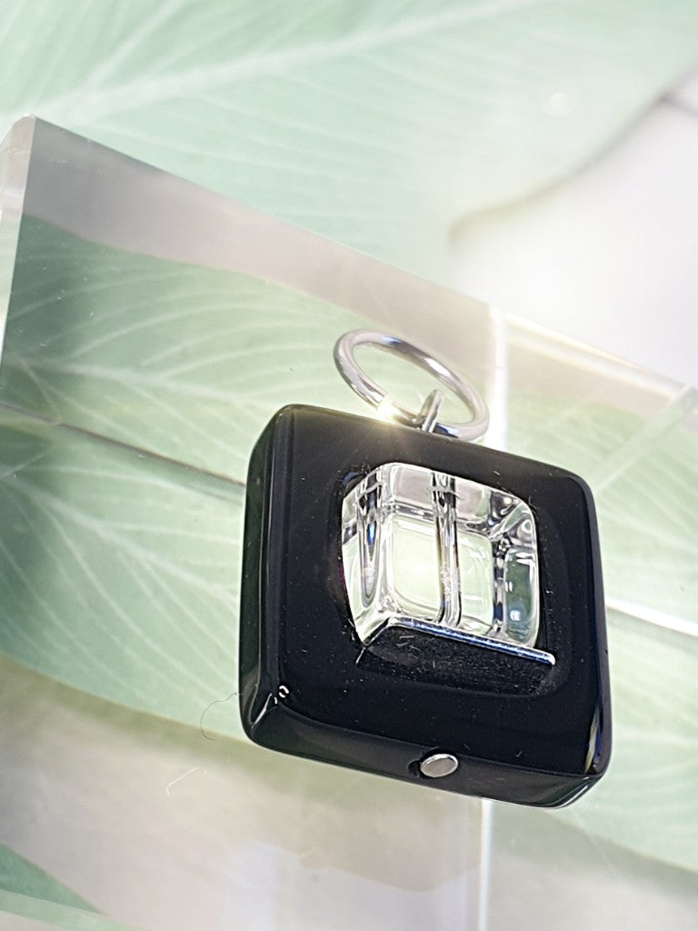 Edler Anhänger aus Onyx und Bergkristallwürfel