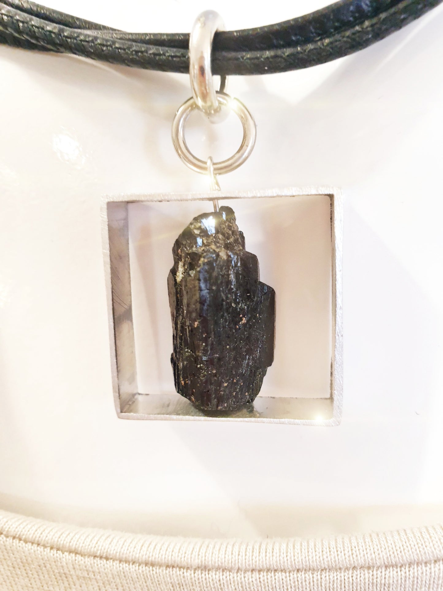 Anhänger aus Aluminium mit Tektit an schwarzer Lederkette