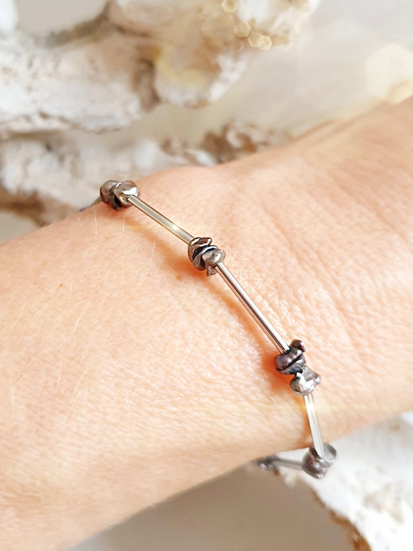 Filigranes Perlenarmband mit dunklen Barockperlen