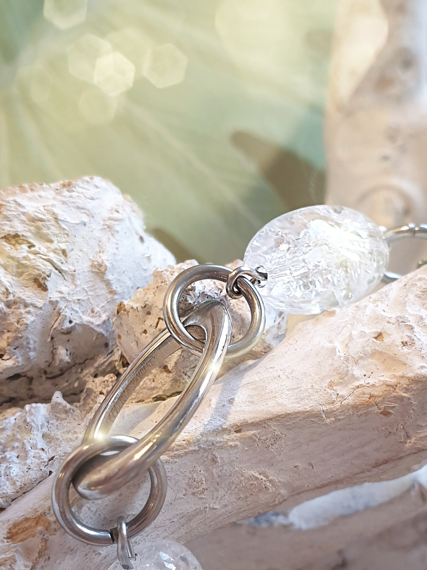 Armband mit großen Gliedern aus Edelstahl und gecrashten Bergkristallen