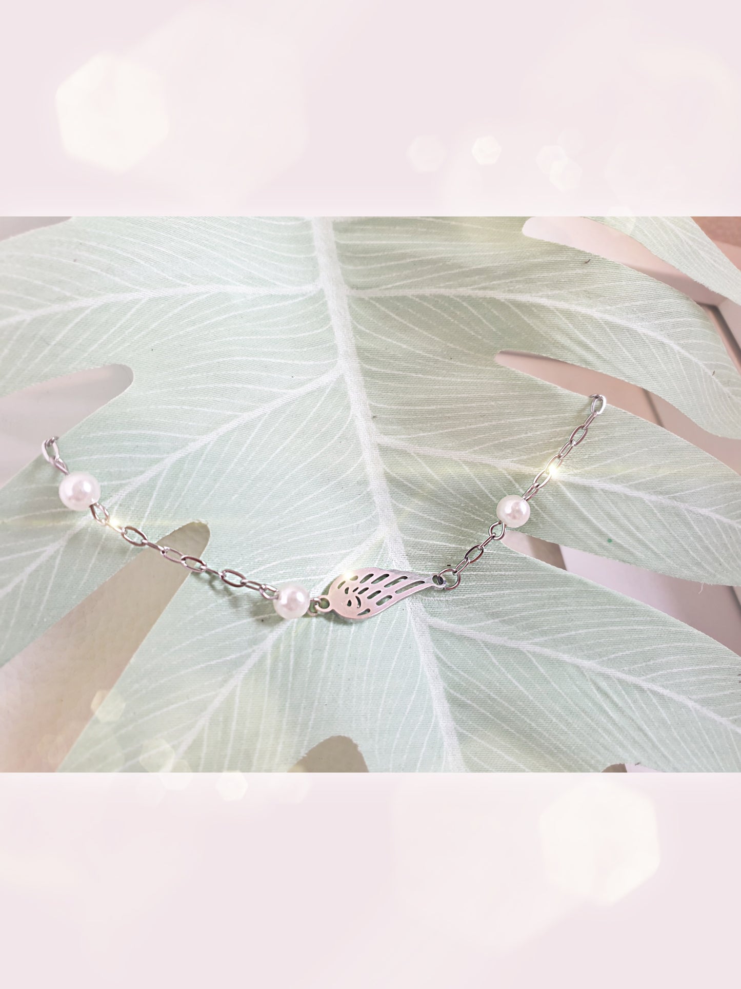 Zartes Armband aus Edelstahl mit Engelsflügel und kleinen Perlen