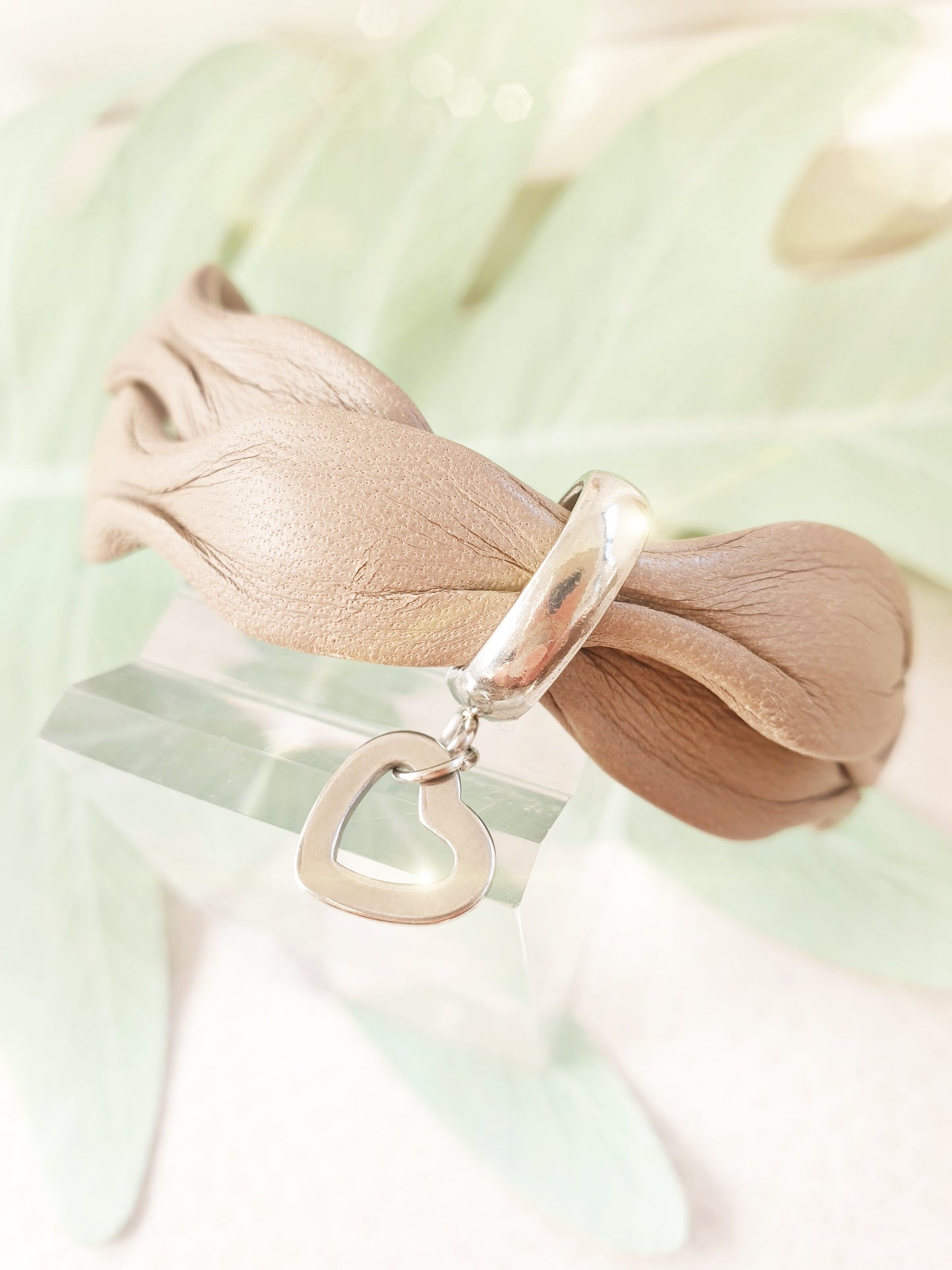 Armband aus Leder in Taupe mit Herz aus Edelstahl