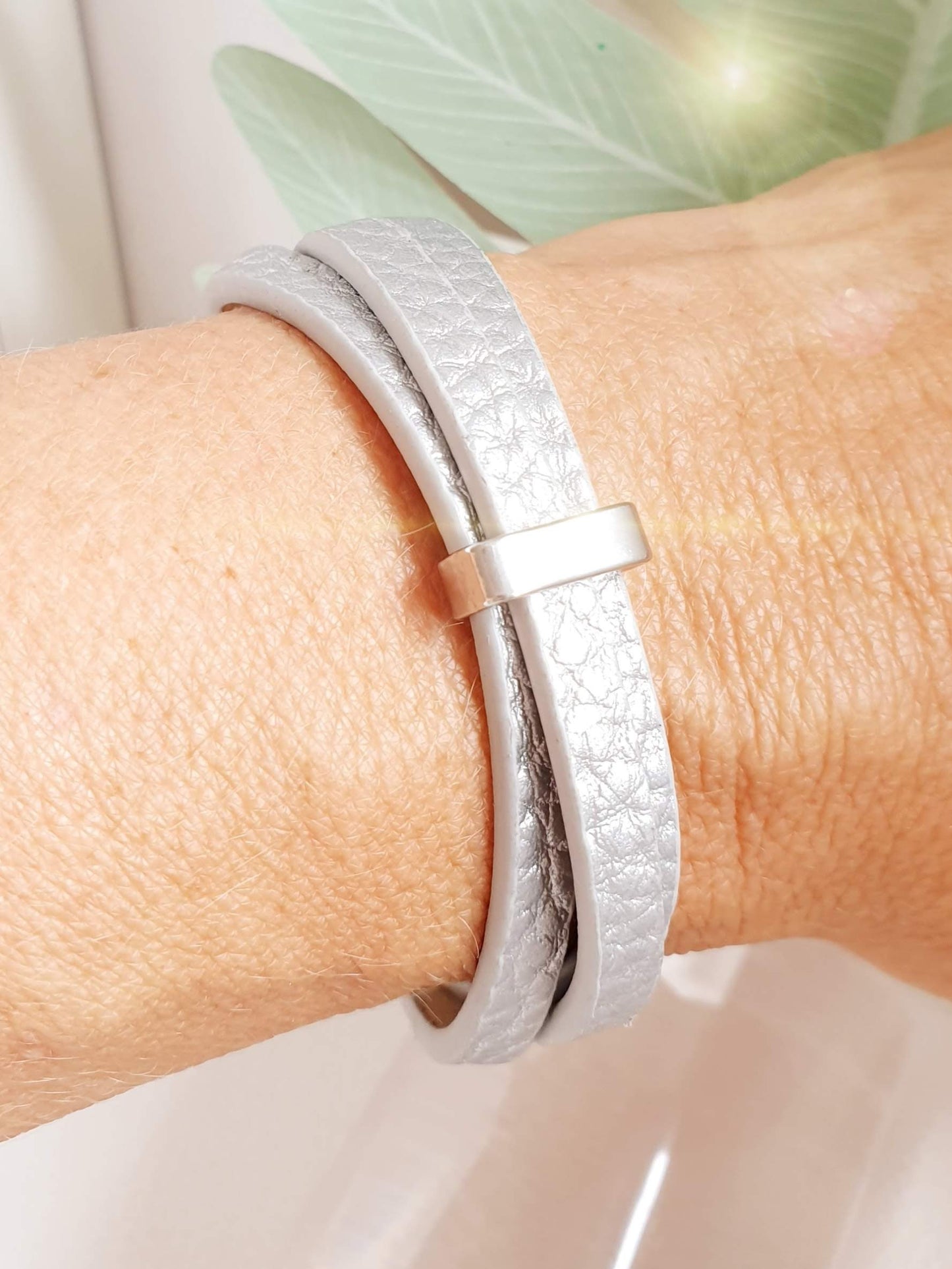 Armband aus silberfarbenem Kunstleder